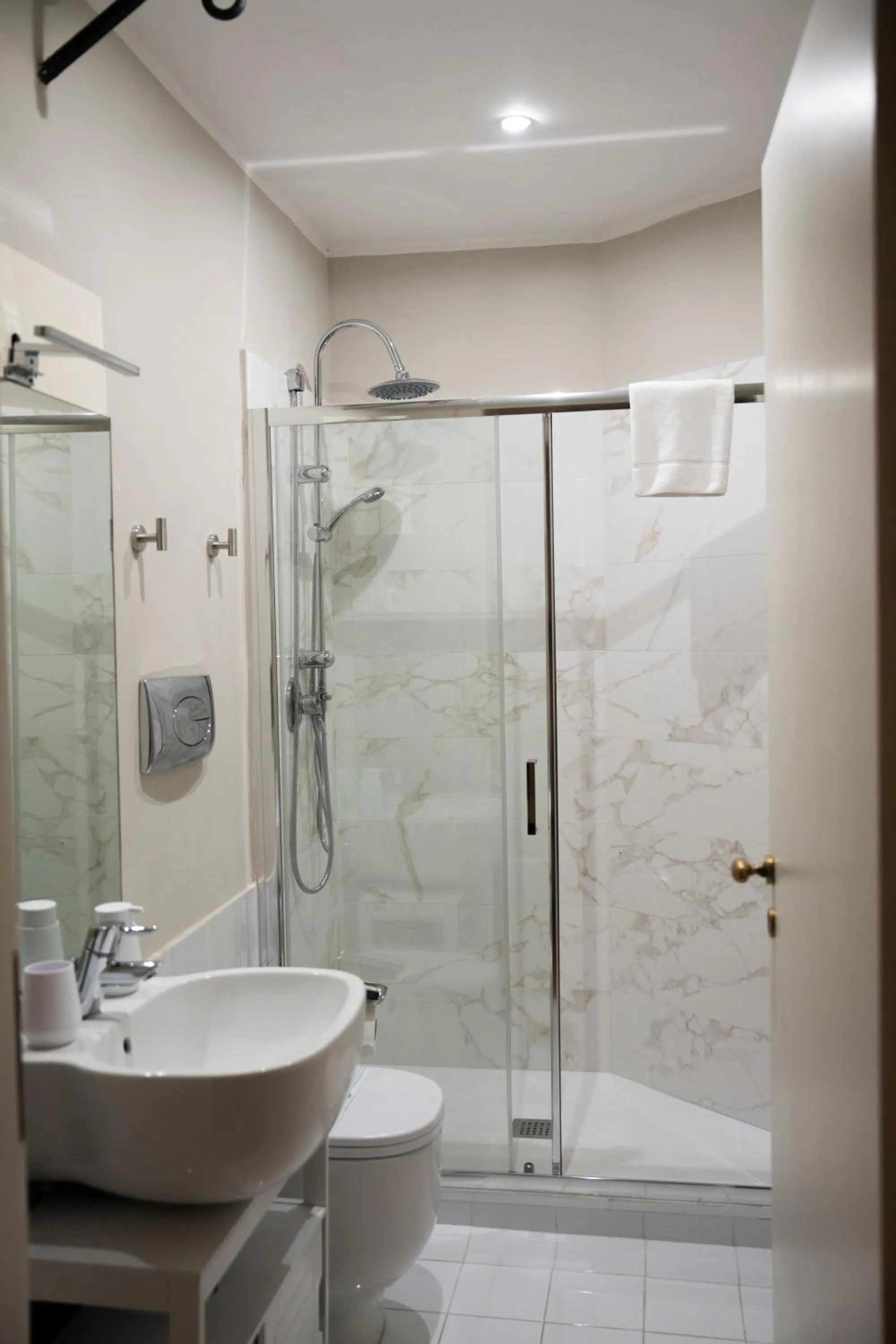 Shower in Casa Santangelo Suites