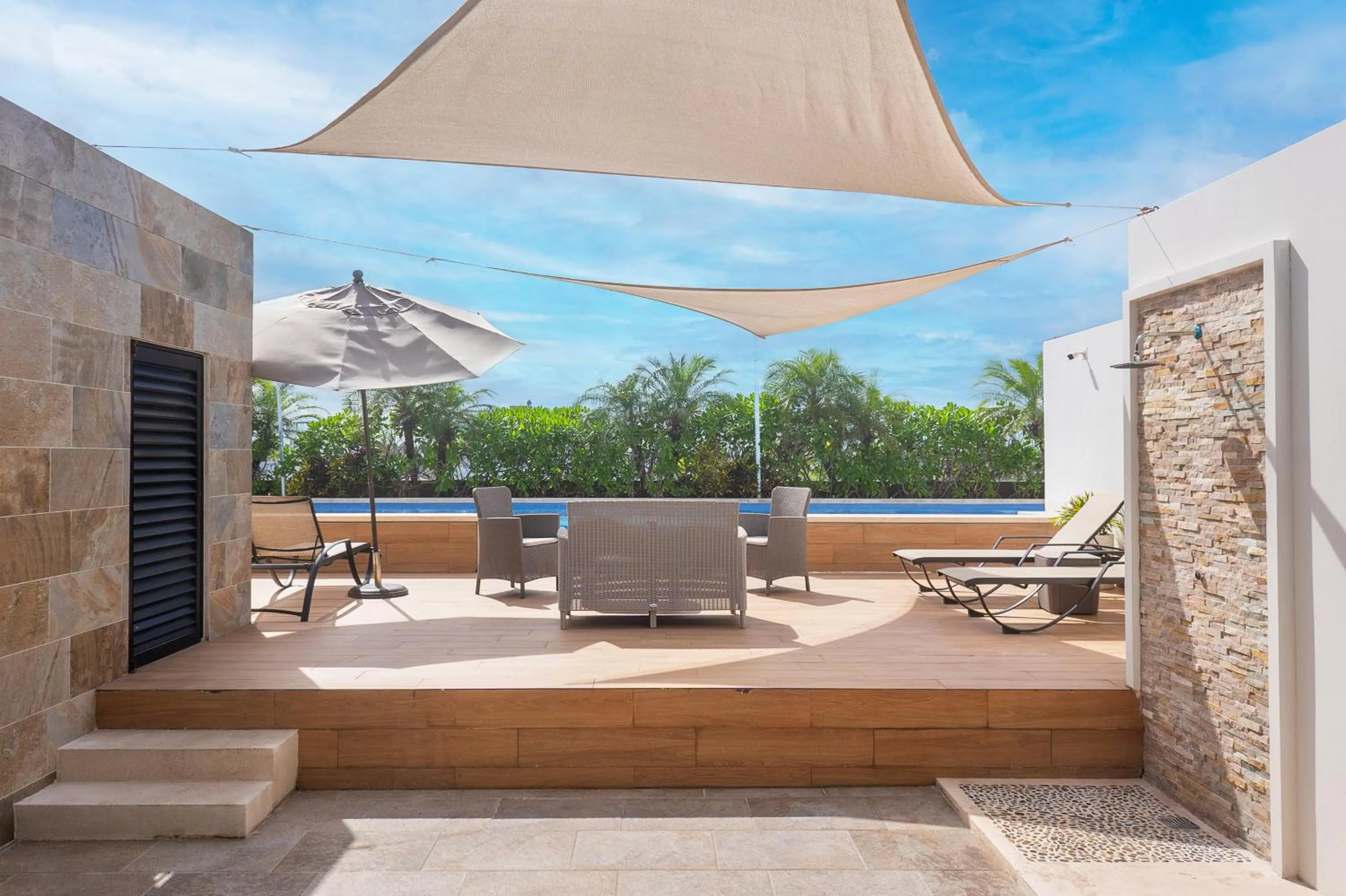 Swimming pool in Opal Suites Apartments