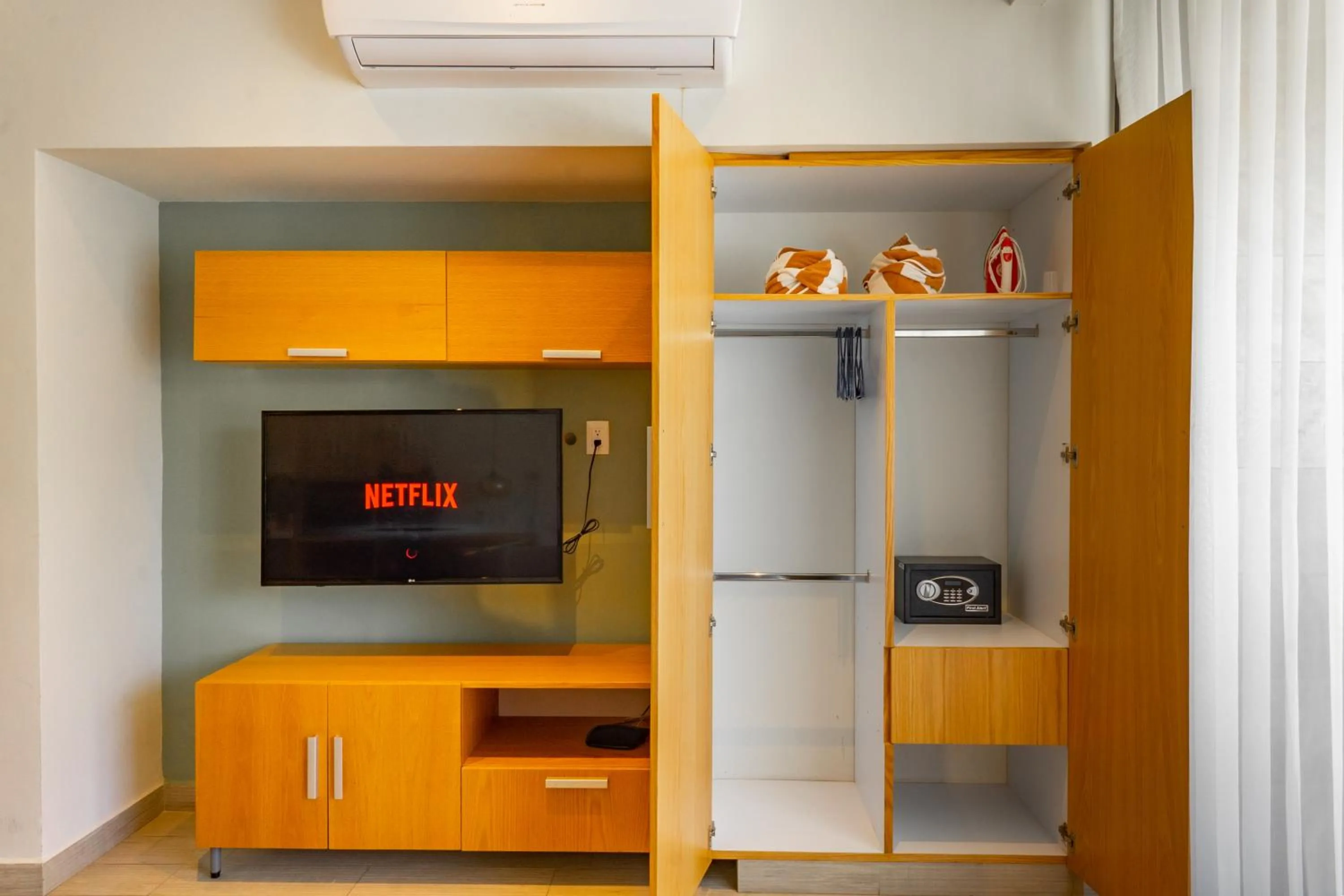 TV and multimedia in Opal Suites Apartments