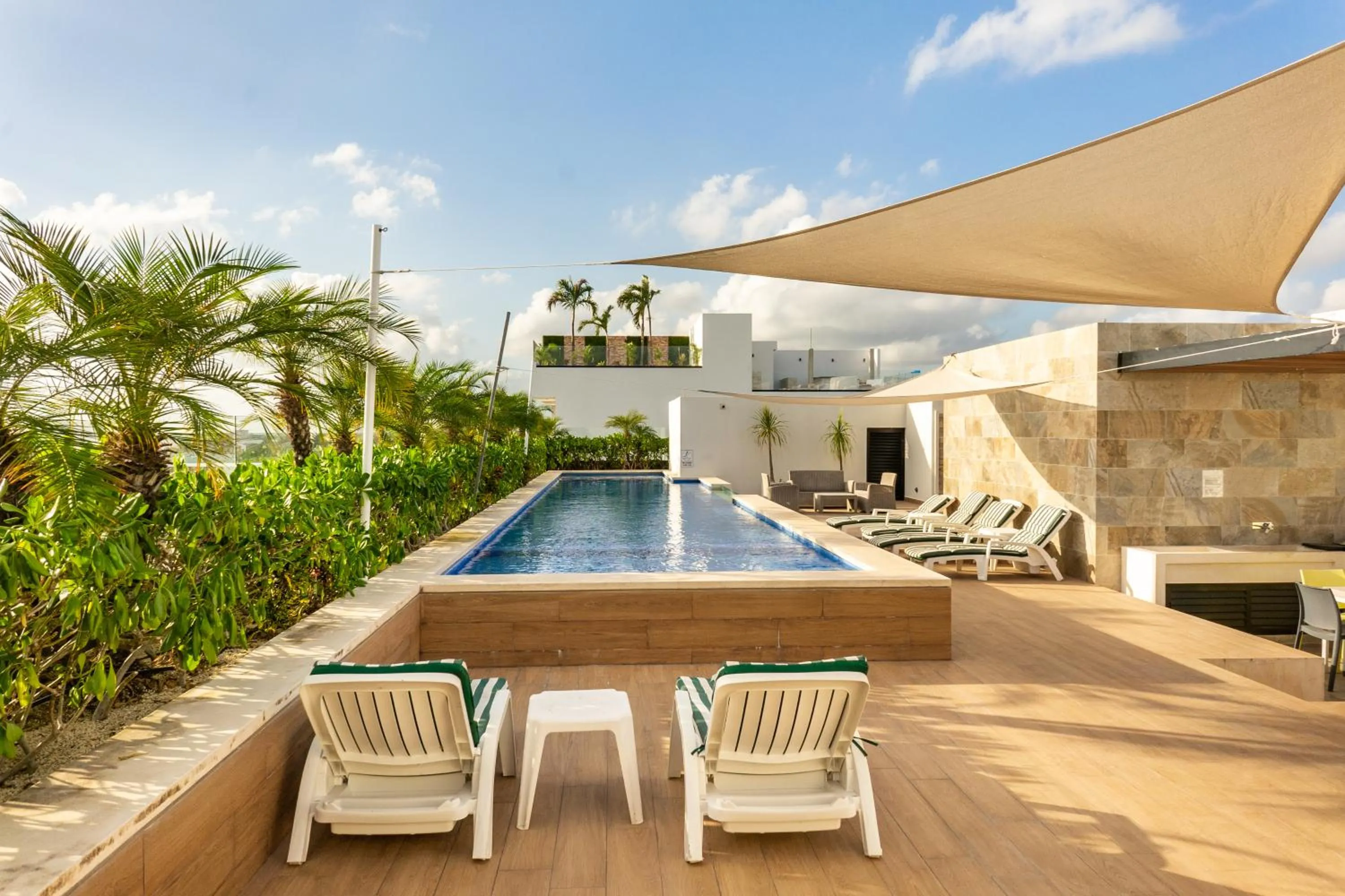 Swimming pool in Opal Suites Apartments