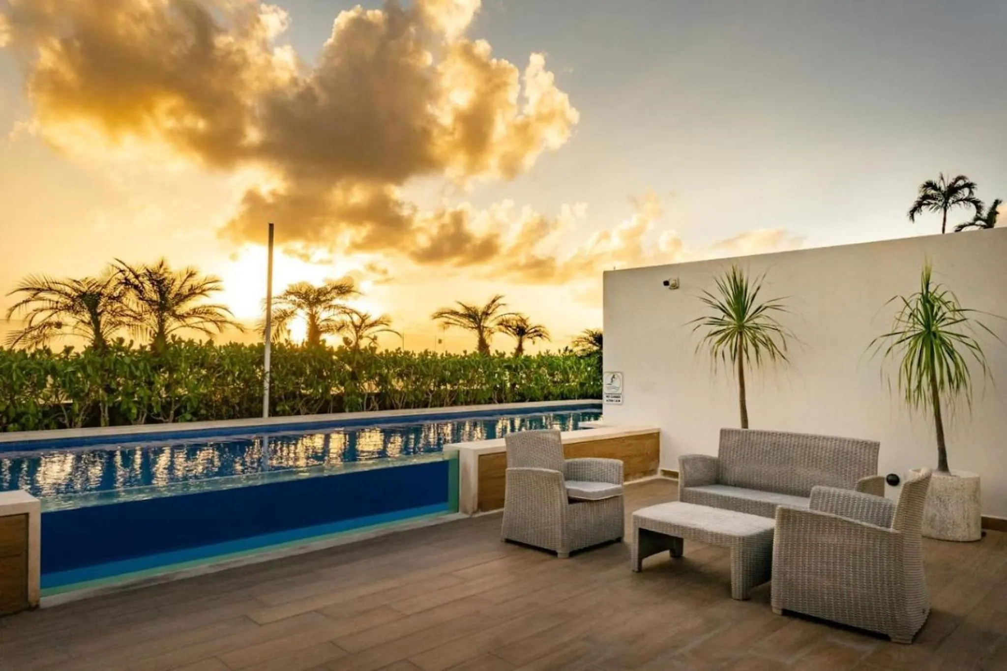 Swimming pool in Opal Suites Apartments