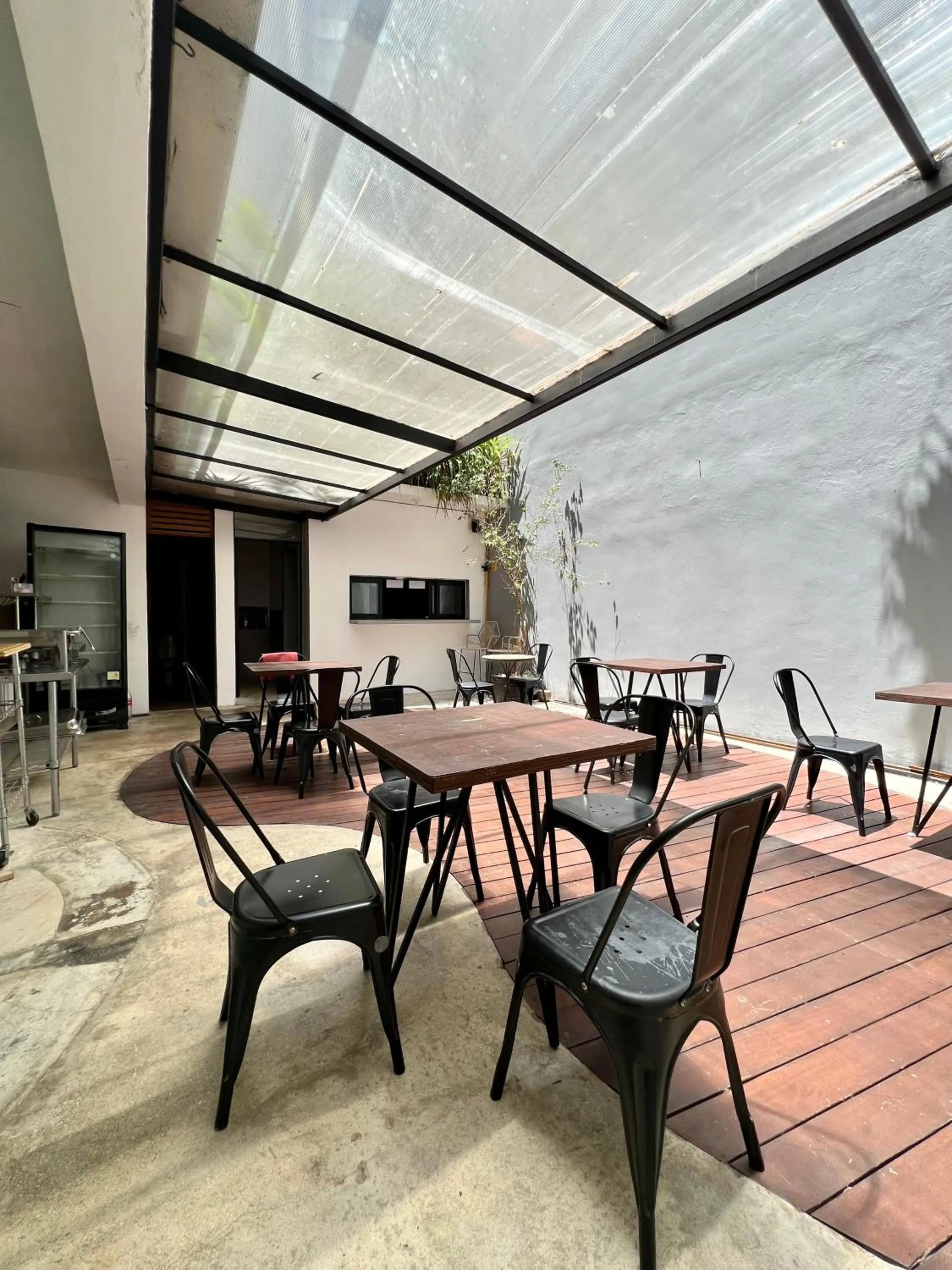 Restaurant/places to eat in Aruma Suites