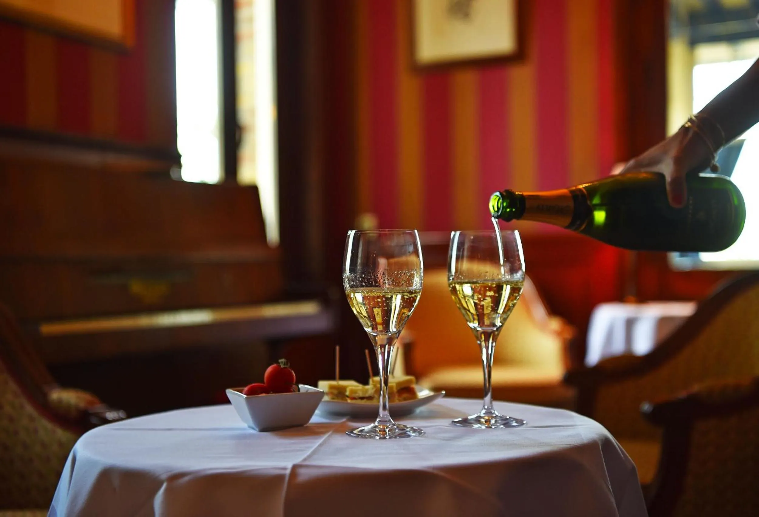 Lounge or bar in Hotel Le Bellevue, Demeures & Chateaux