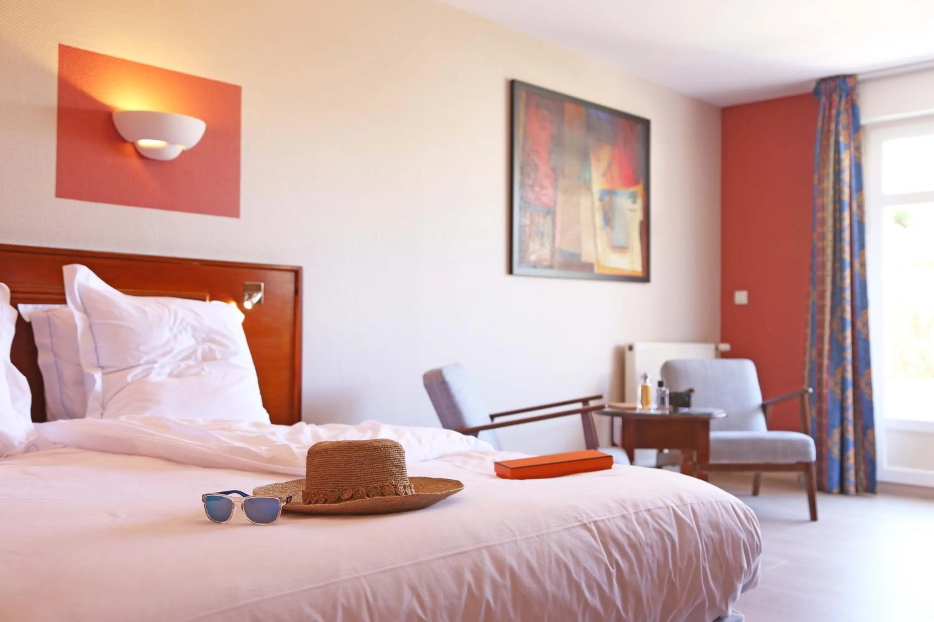 Photo of the whole room, Bed in Hotel Le Bellevue, Demeures & Chateaux