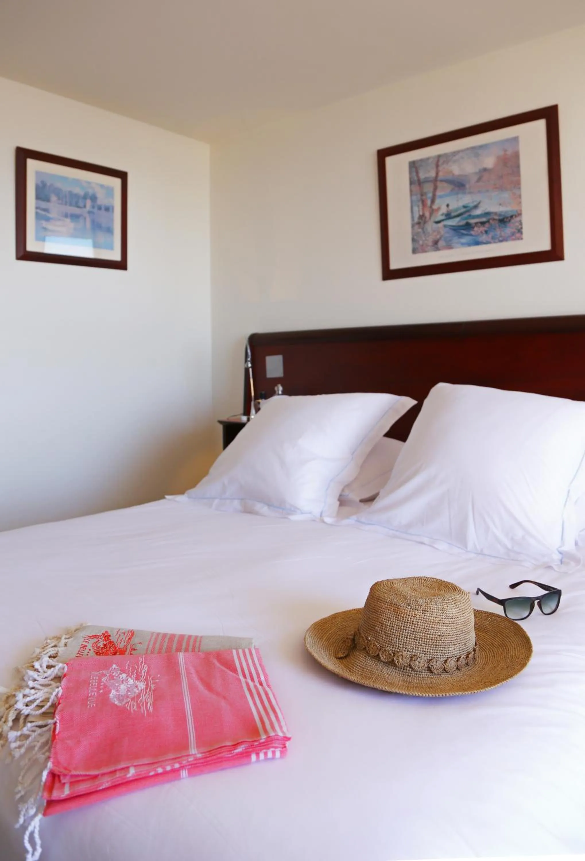 Photo of the whole room, Bed in Hotel Le Bellevue, Demeures & Chateaux