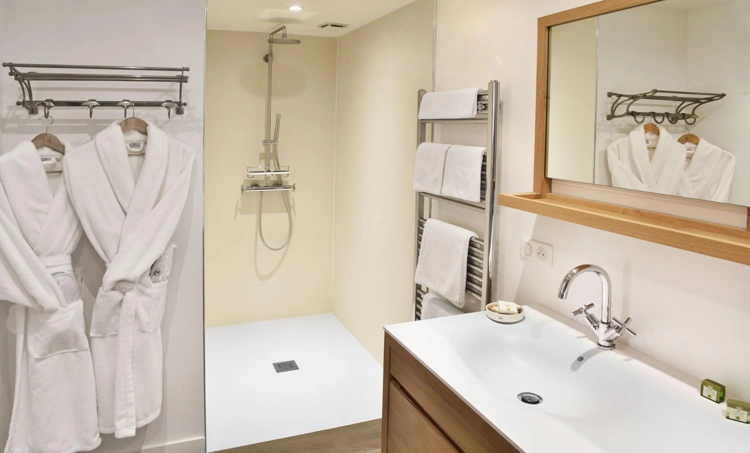 Shower in Hotel Le Bellevue, Demeures & Chateaux