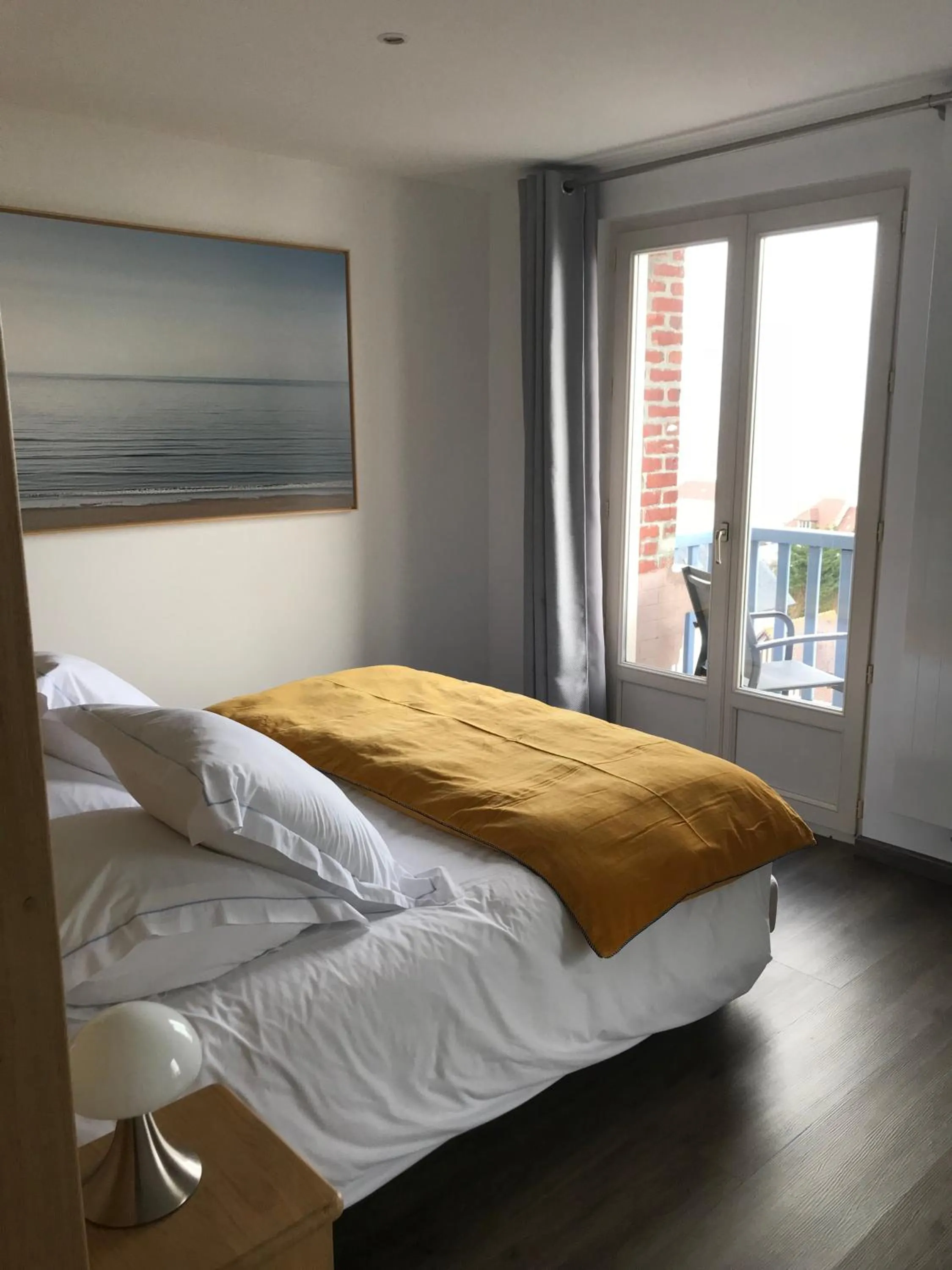 Photo of the whole room, Bed in Hotel Le Bellevue, Demeures & Chateaux