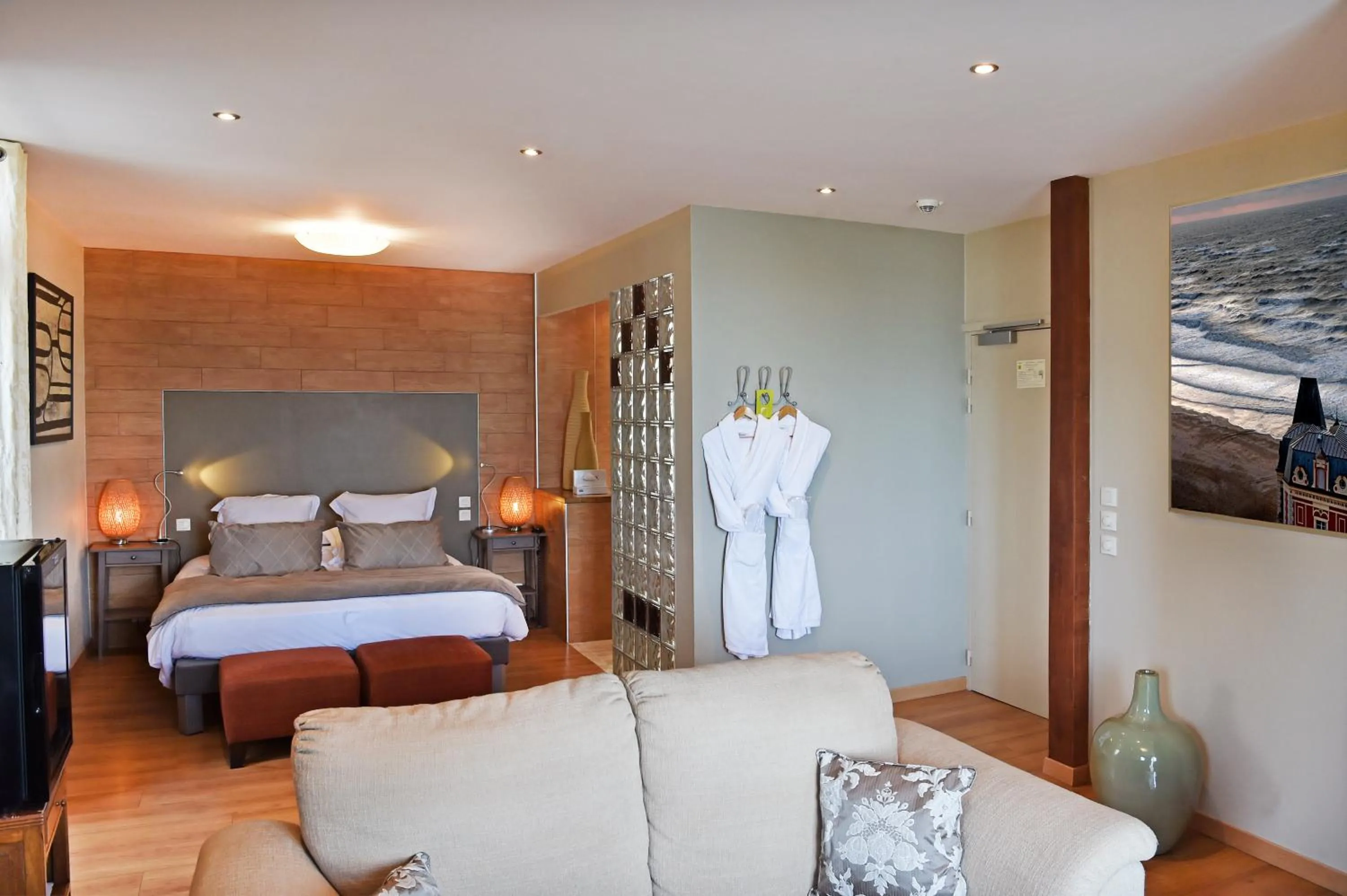 Photo of the whole room, Bed in Hotel Le Bellevue, Demeures & Chateaux