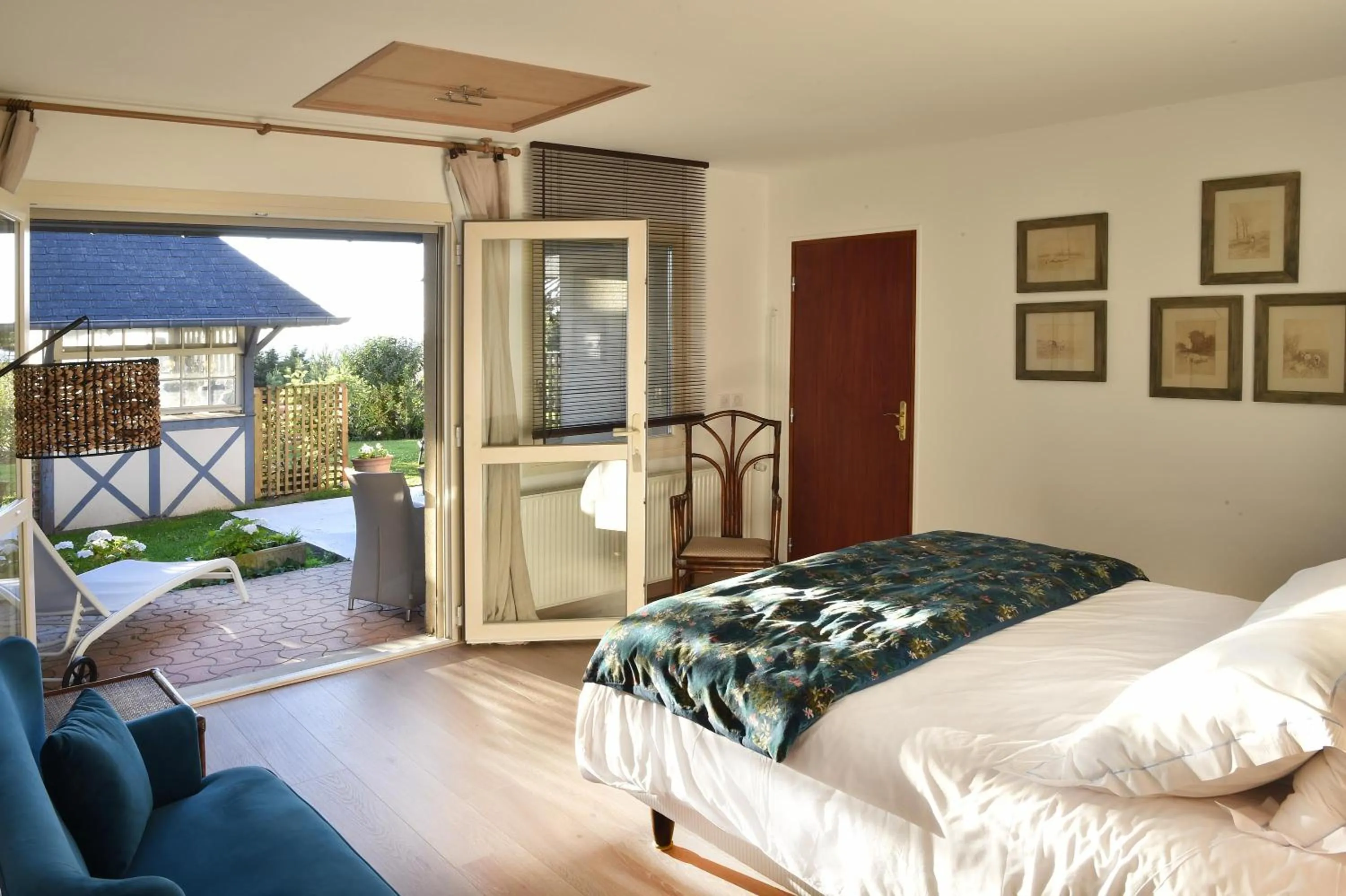 Photo of the whole room, Bed in Hotel Le Bellevue, Demeures & Chateaux