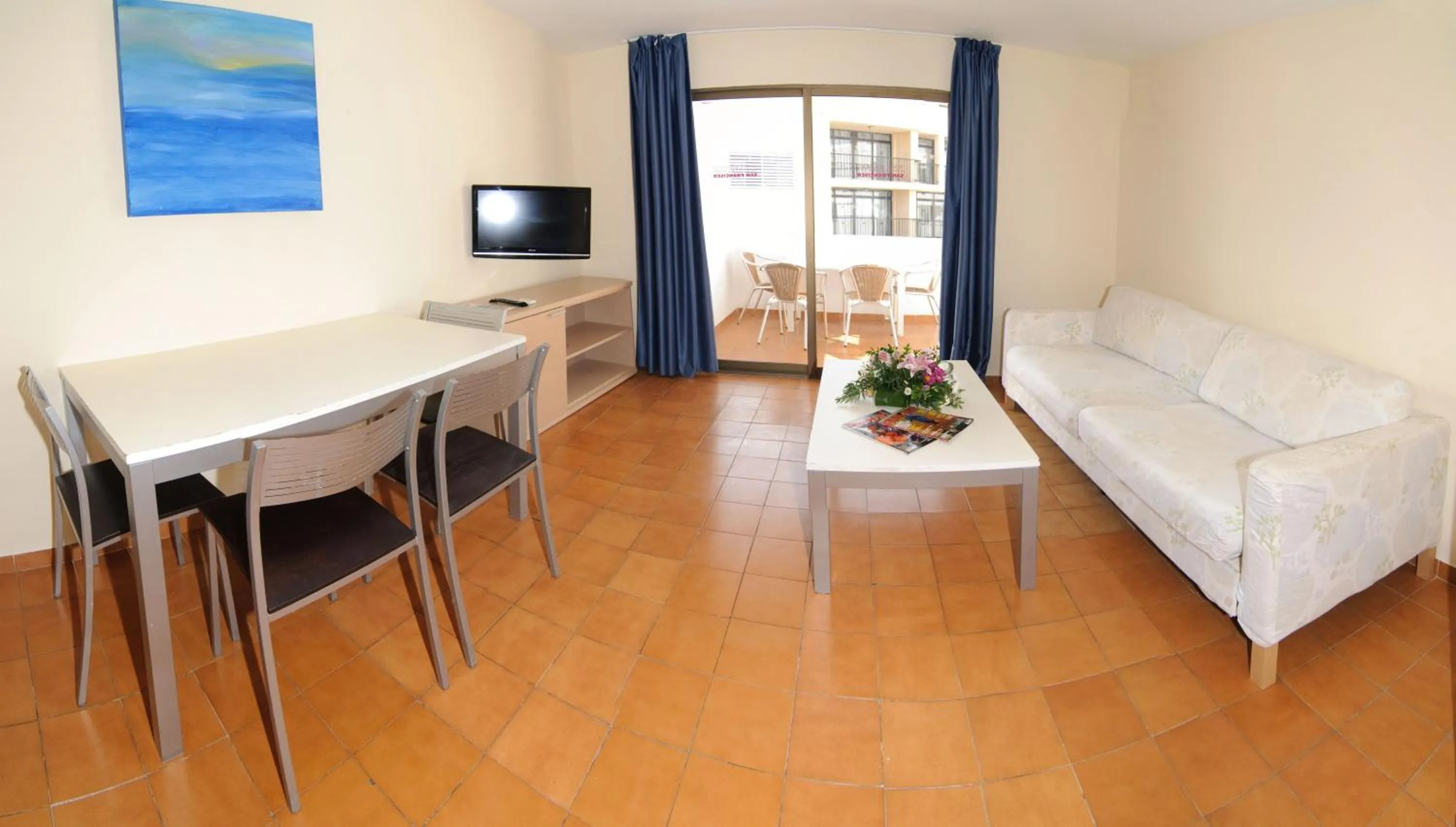 Living room, Bed in Apartamentos San Francisco