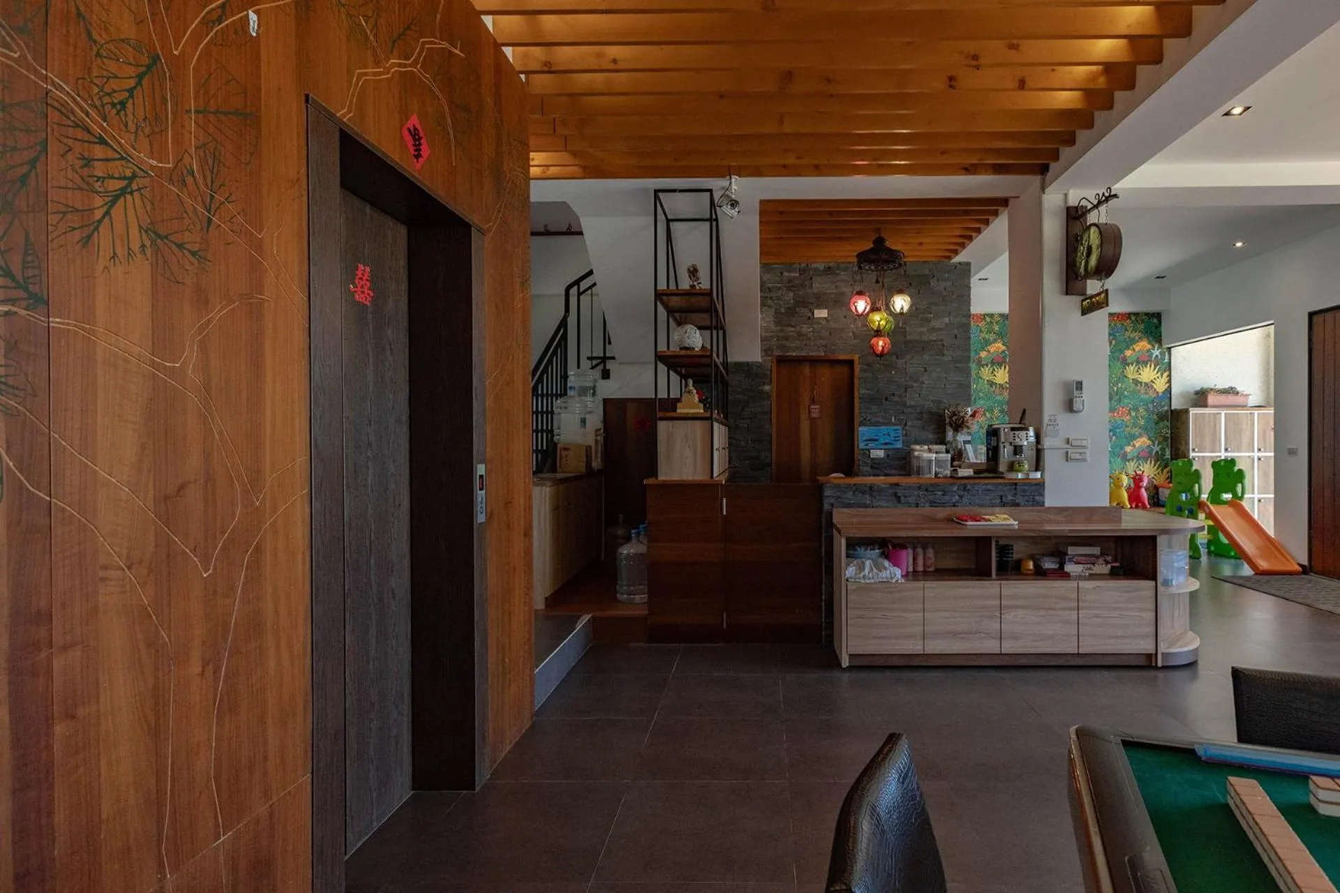 Communal lounge/ TV room in 193 County Garden BnB