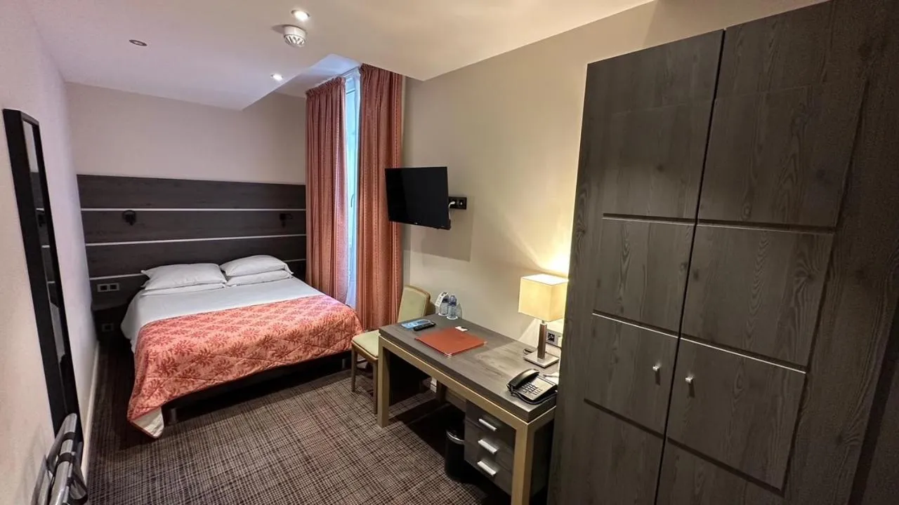 Bed in Hôtel Bristol