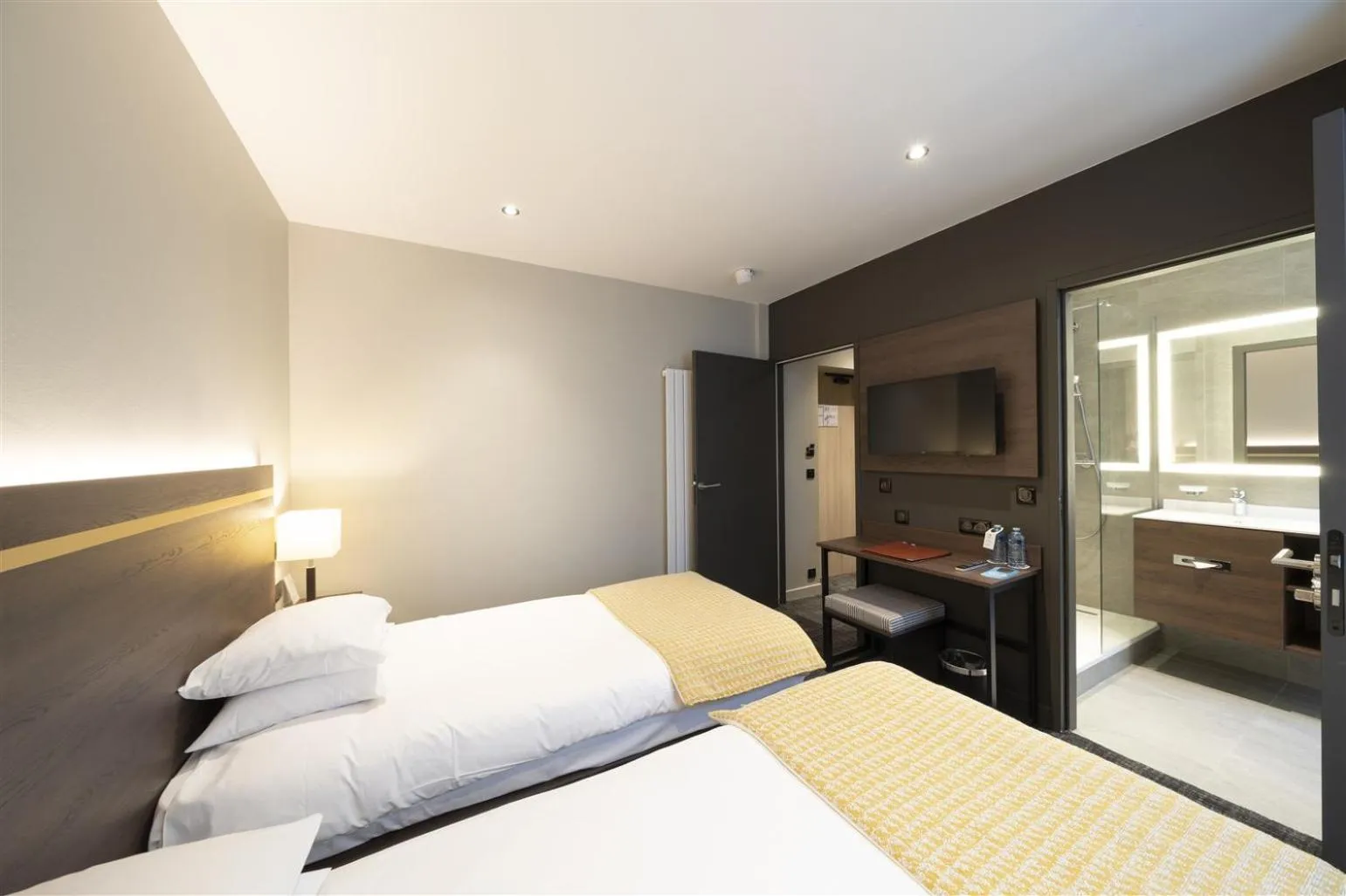 Bed in Hôtel Bristol