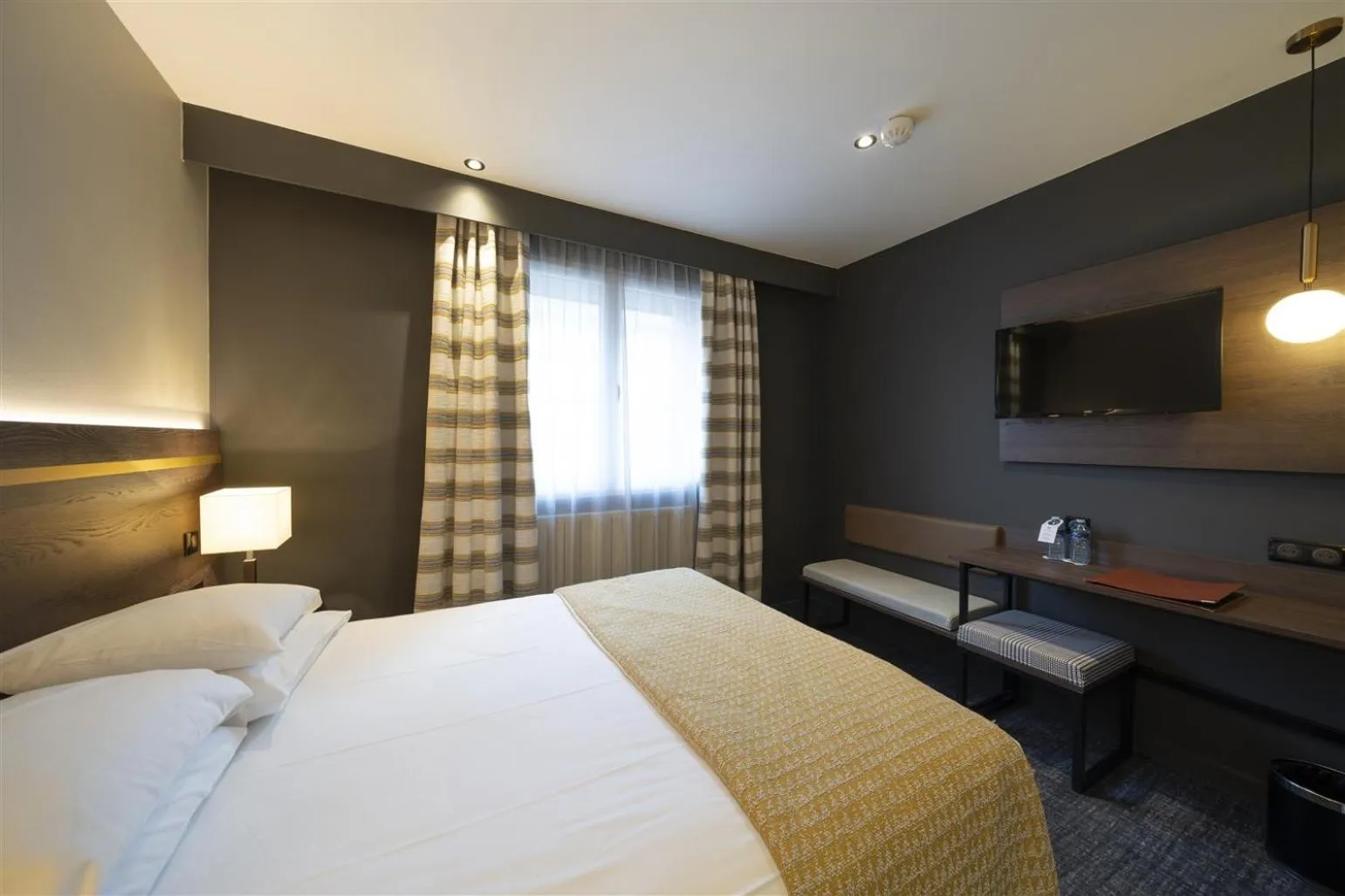 Bed in Hôtel Bristol