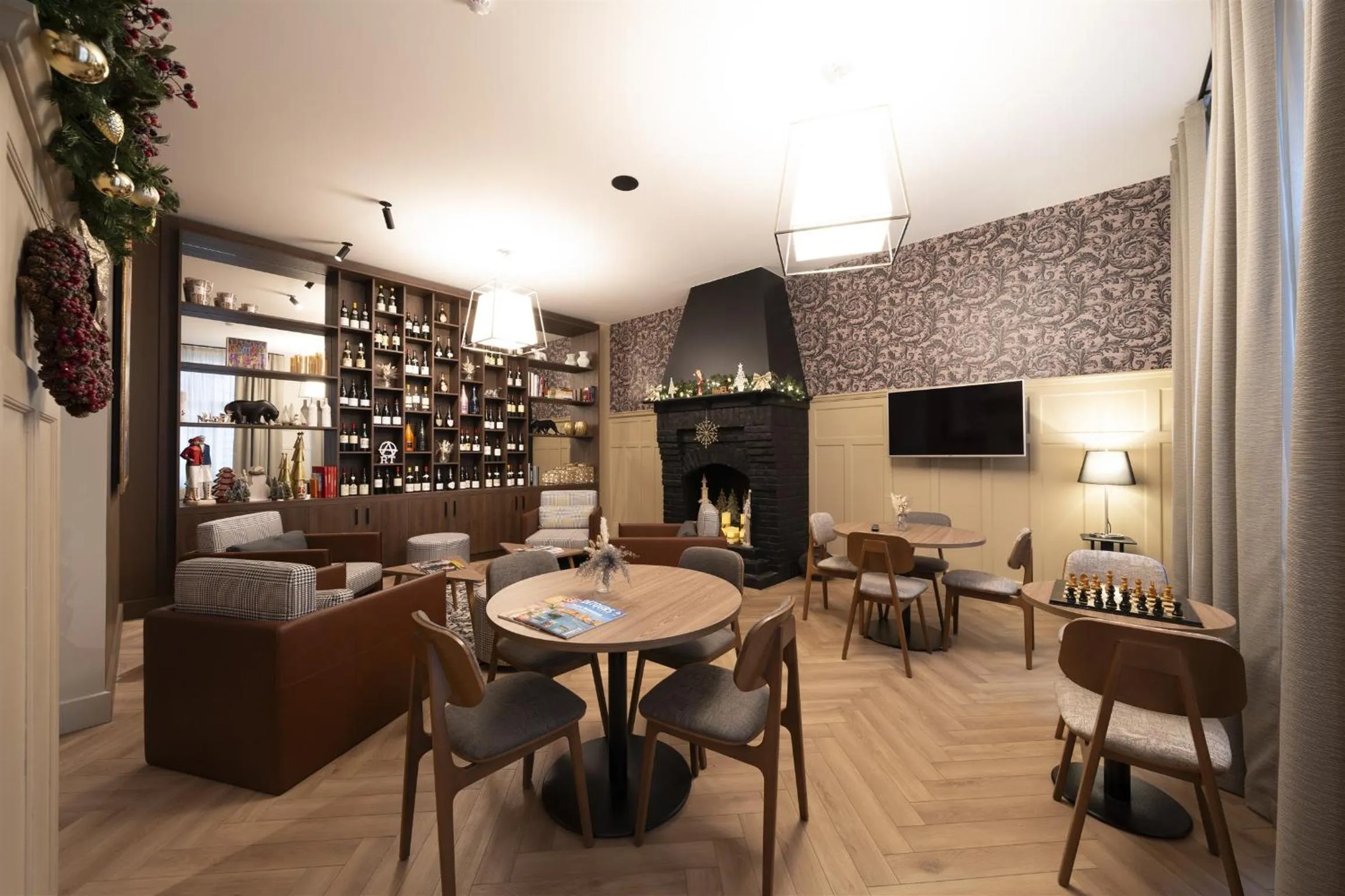 Communal lounge/ TV room in Hôtel Bristol