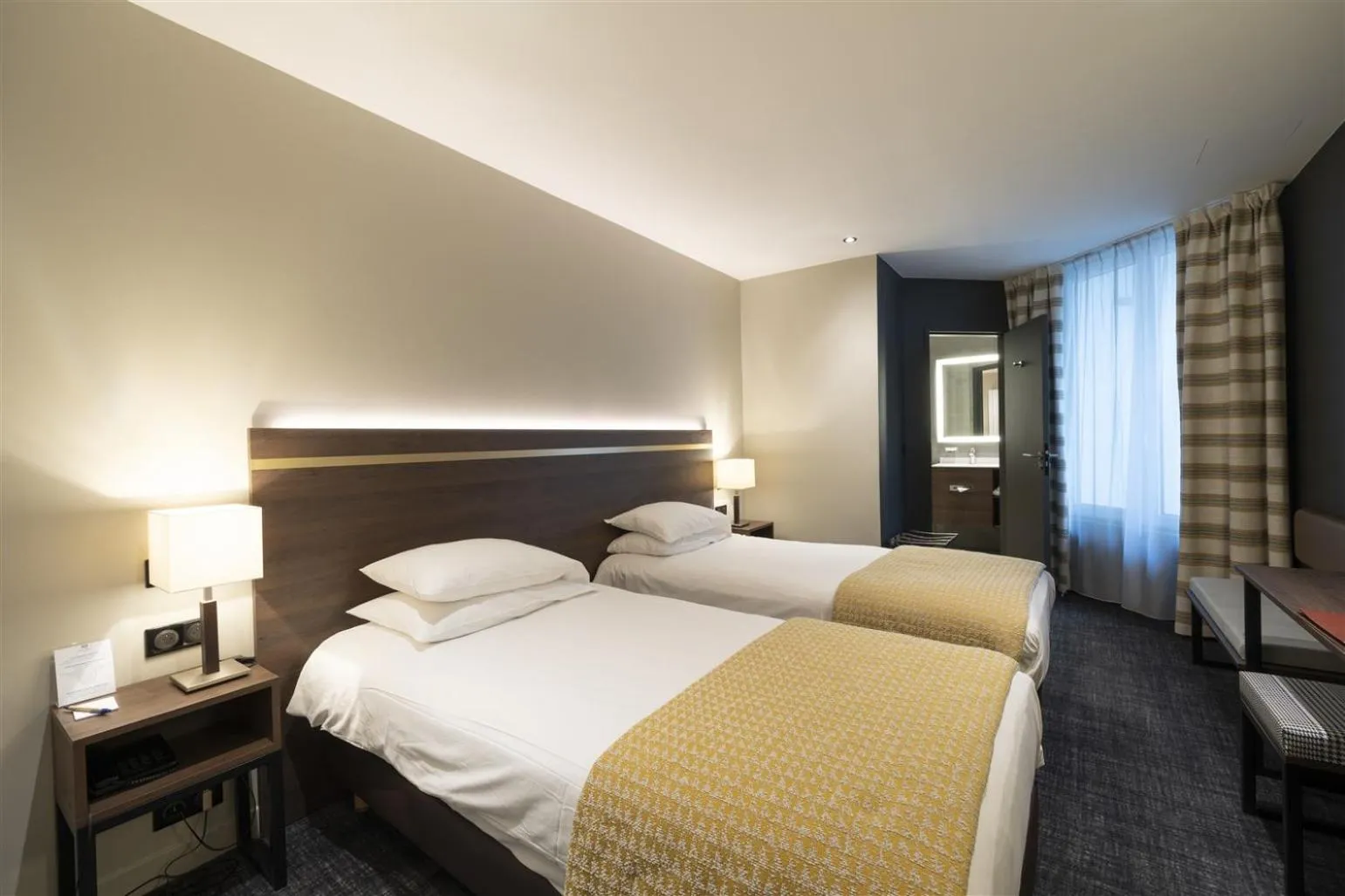 Bed in Hôtel Bristol