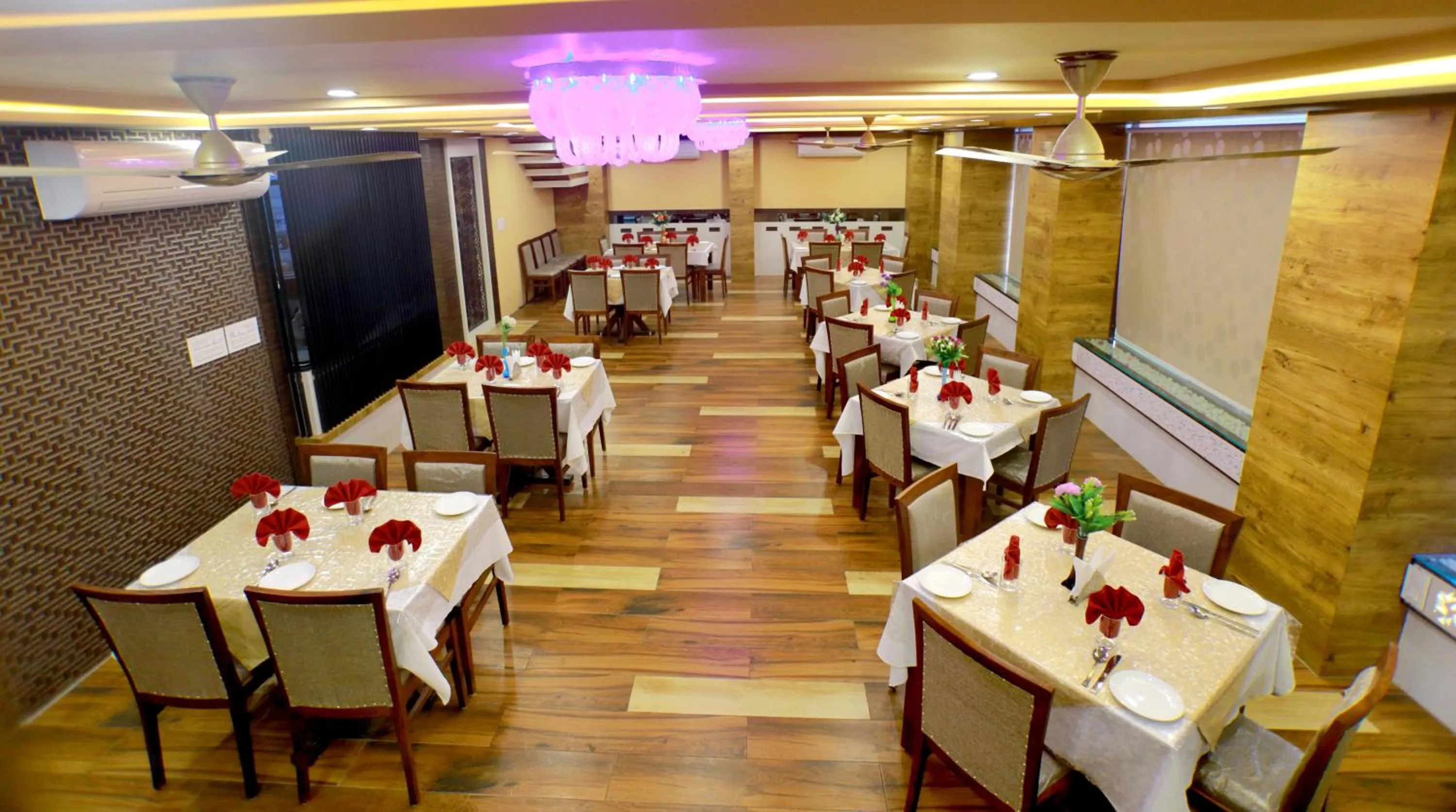 Restaurant/places to eat in Hotel City Palace