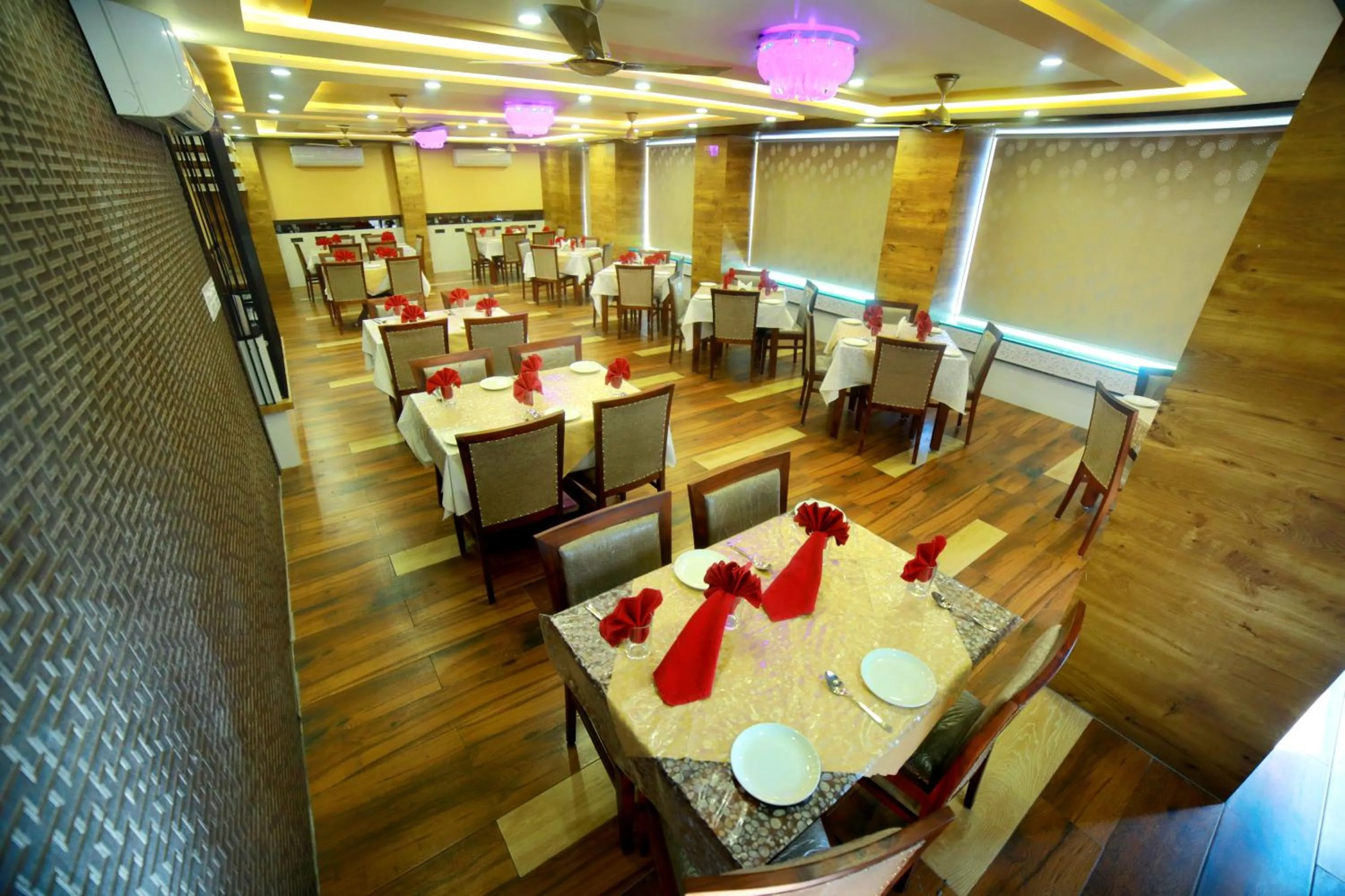 Restaurant/places to eat in Hotel City Palace