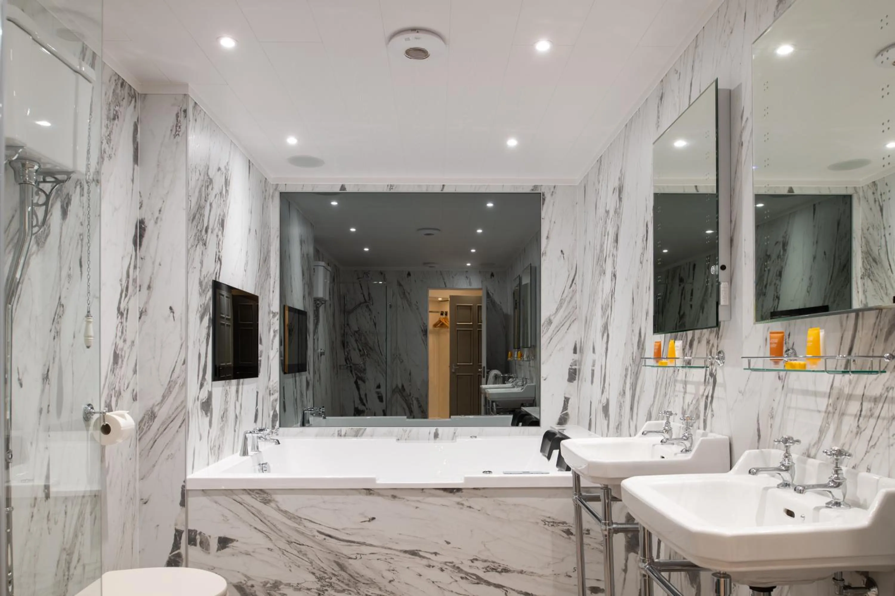 Bathroom in Fairfield House Hotel