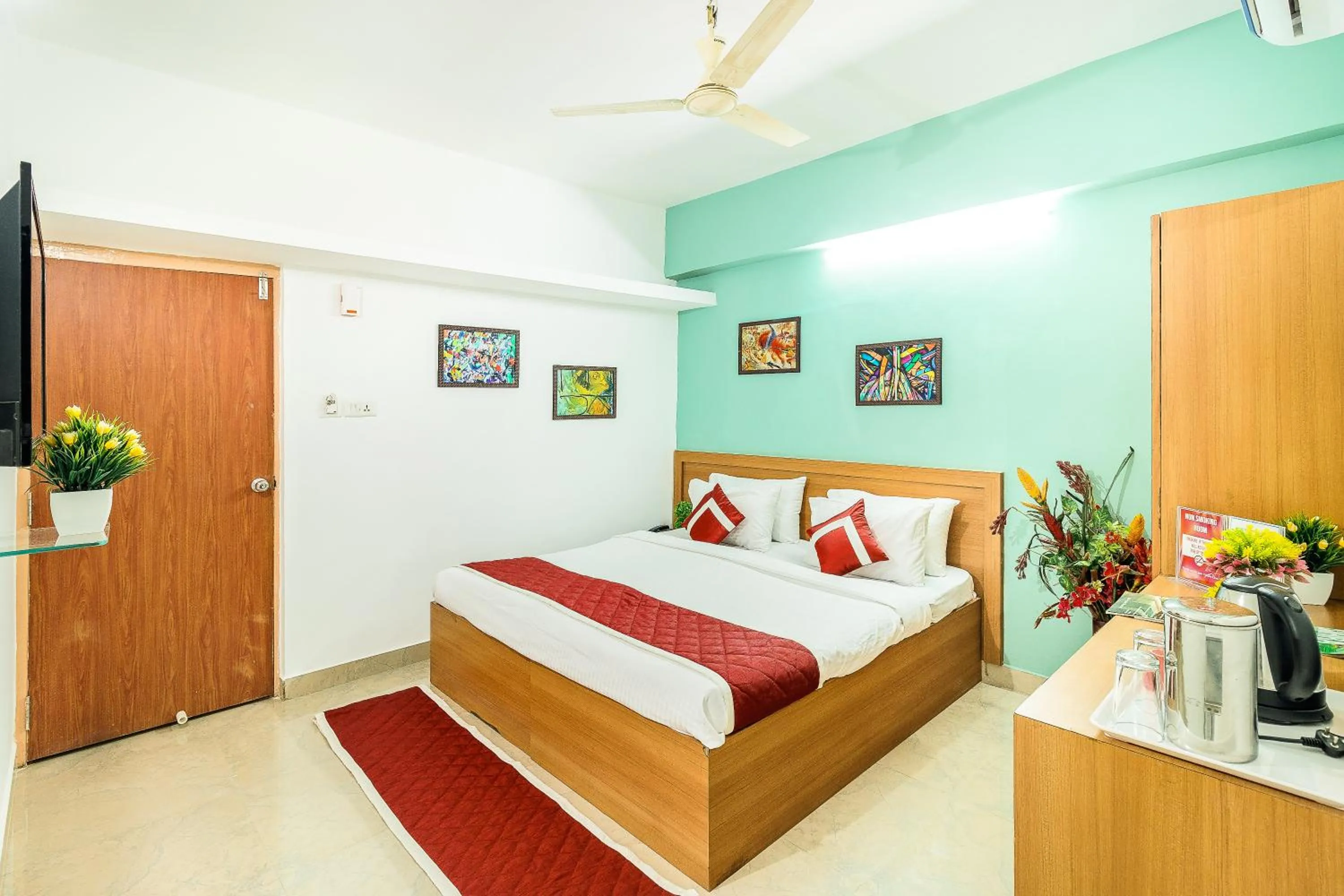 Photo of the whole room, Bed in Octave Paris Residency