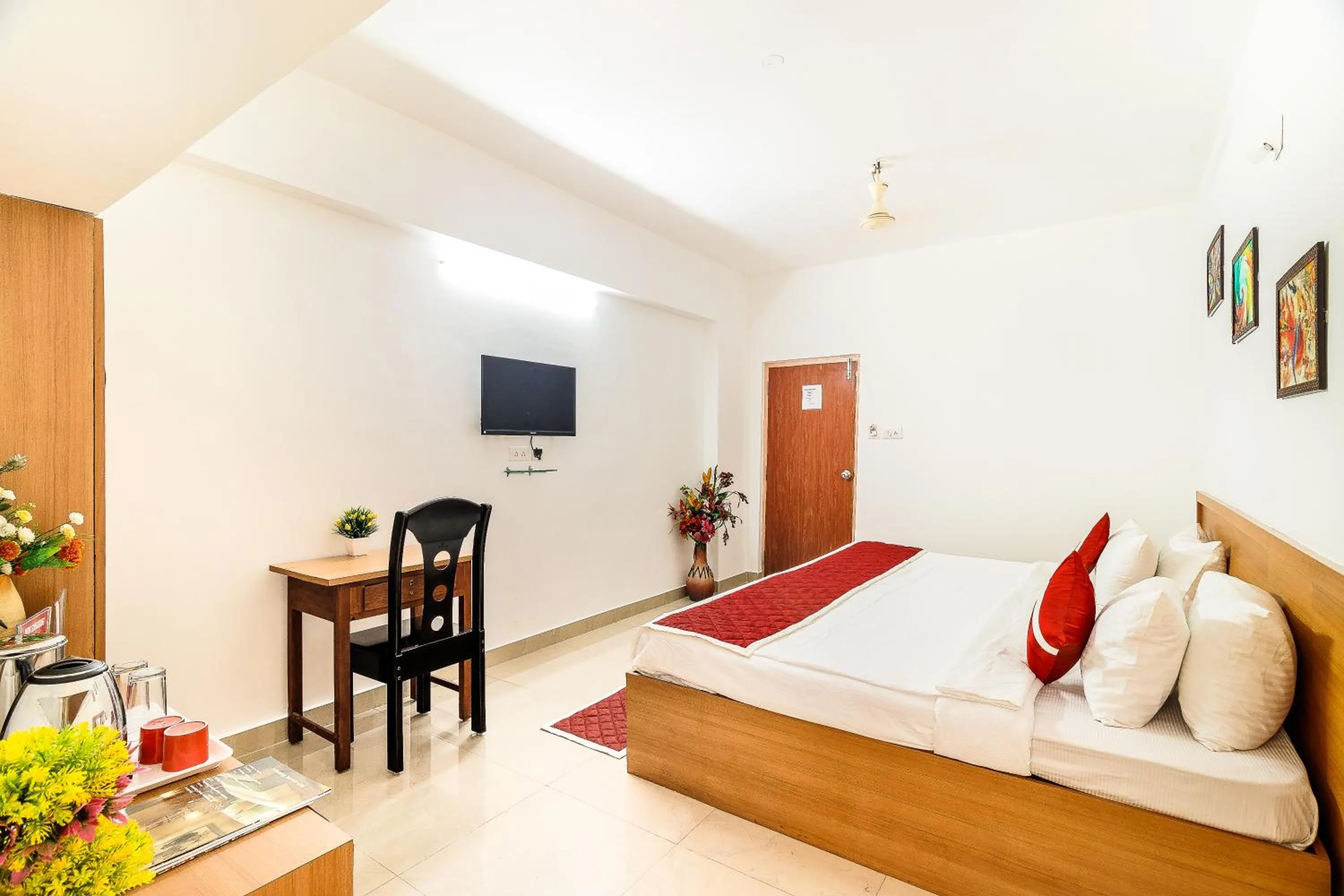 Photo of the whole room, Bed in Octave Paris Residency