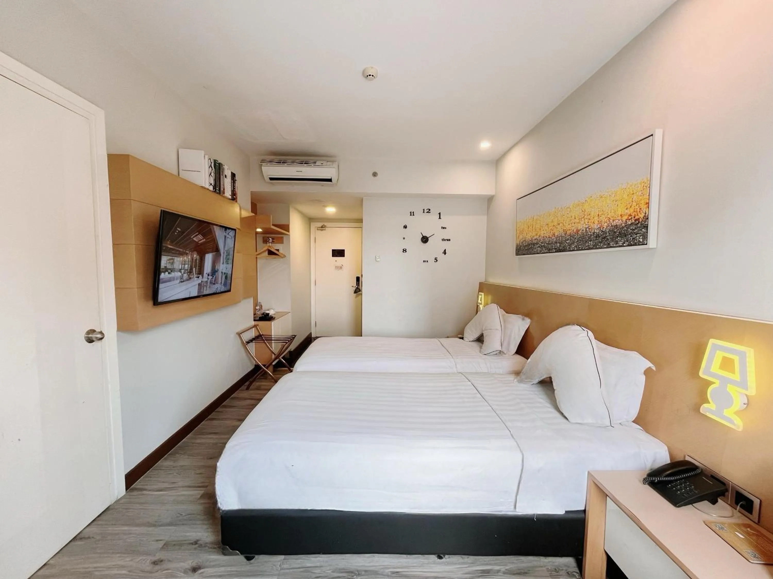 Bathroom, Bed in Verse Luxe Hotel Wahid Hasyim