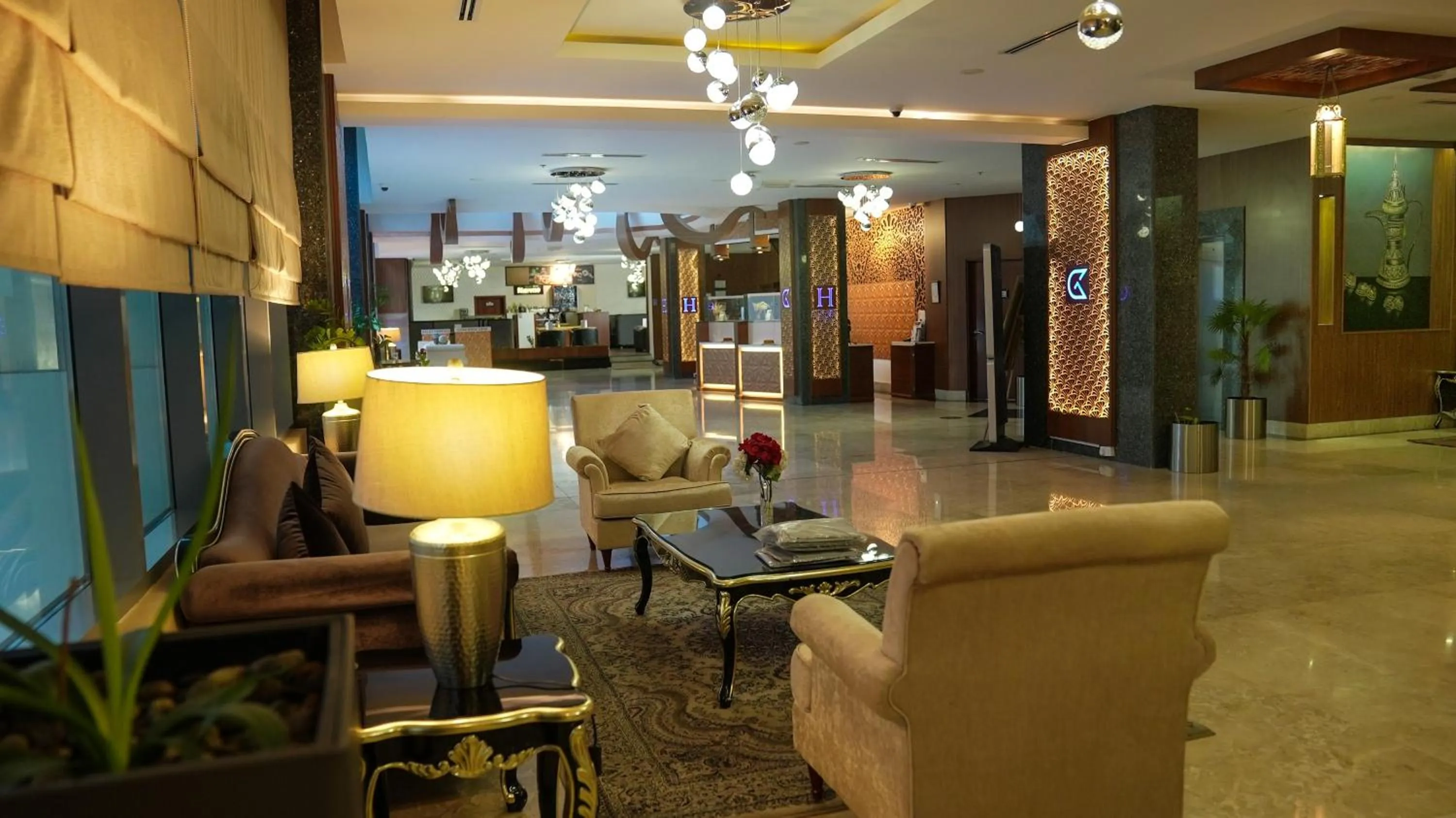 Lobby or reception in Golden Tulip Headington