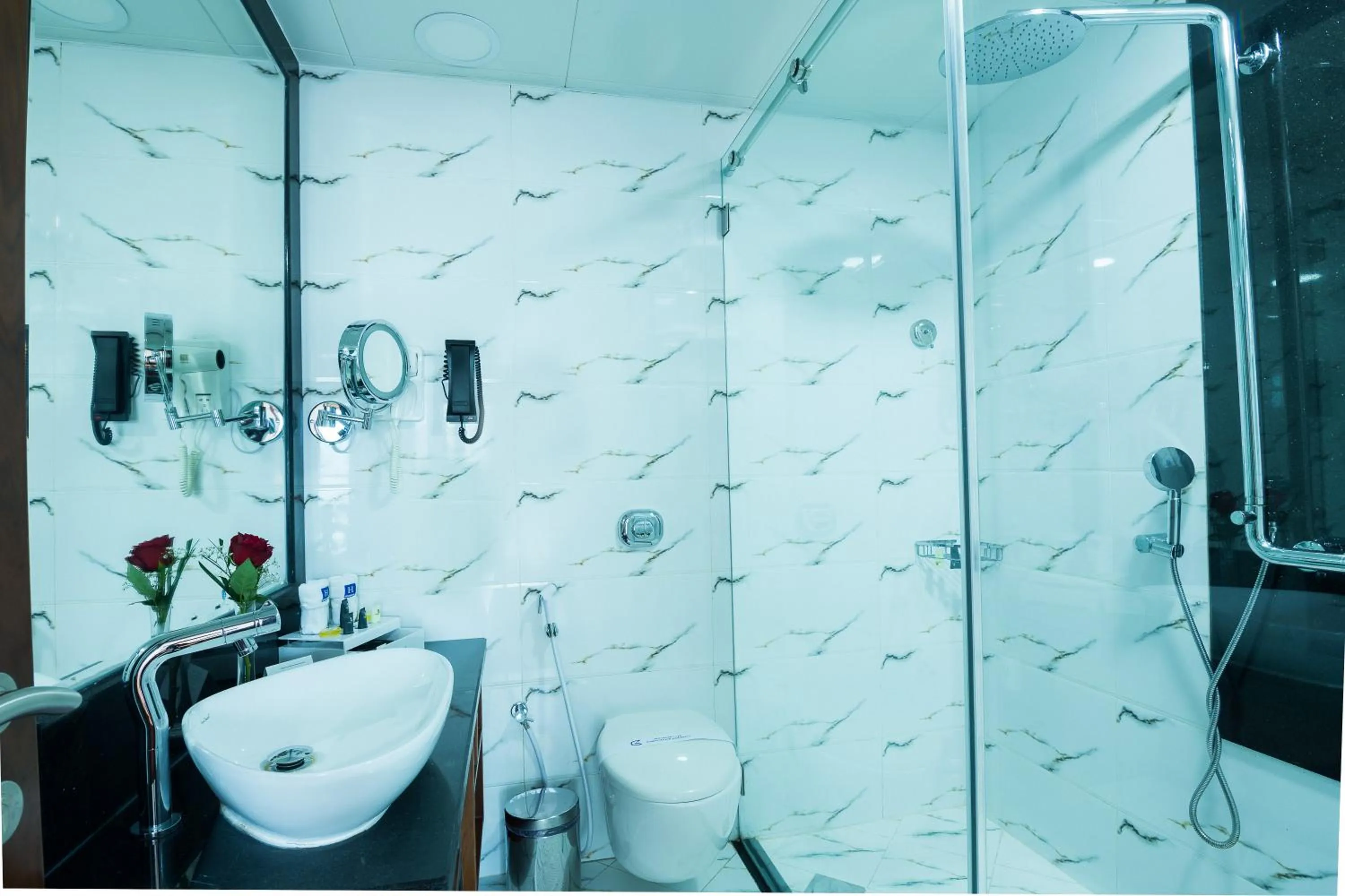 Bathroom in Golden Tulip Headington