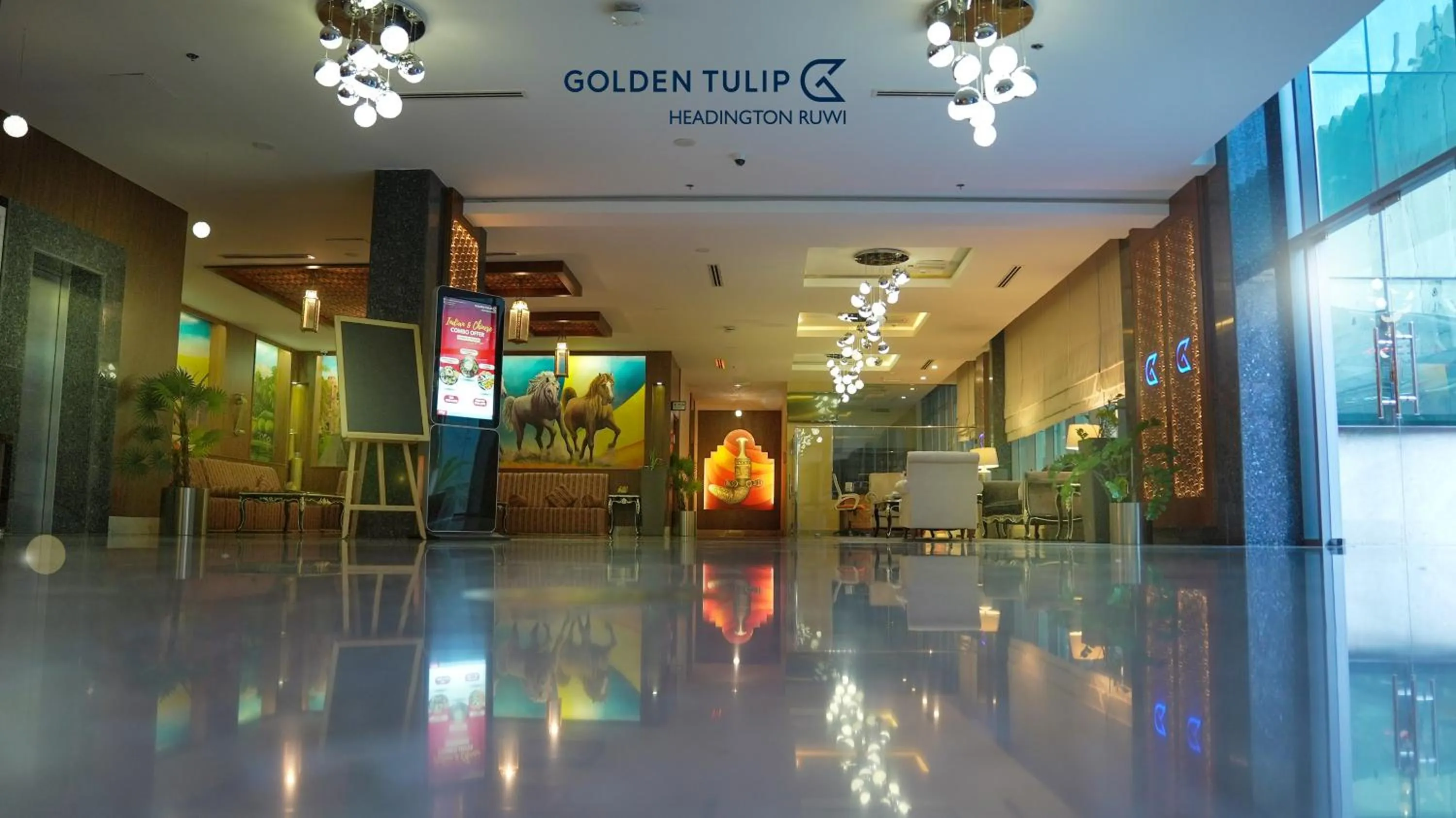 Lobby or reception in Golden Tulip Headington