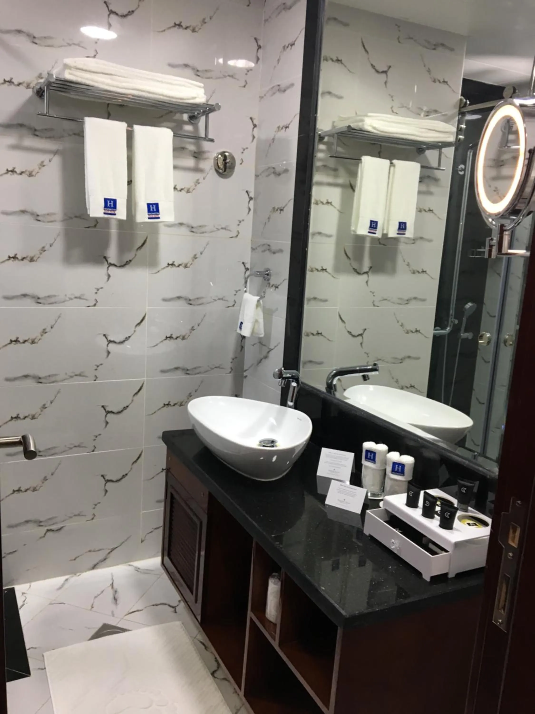 Bathroom in Golden Tulip Headington