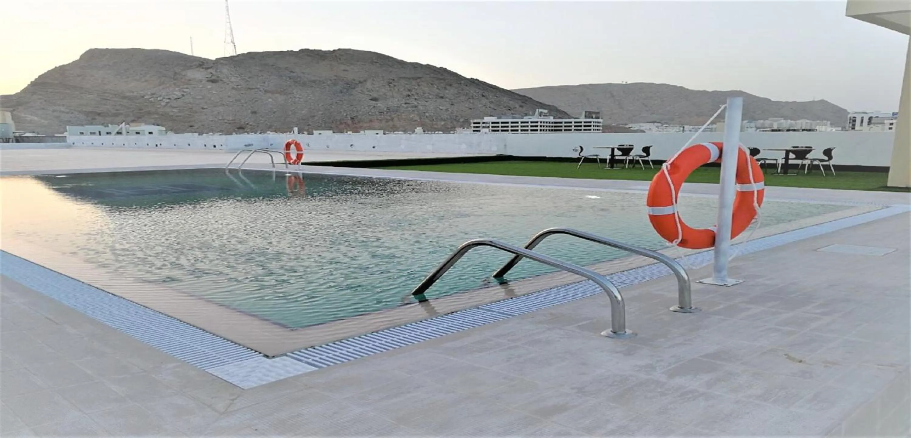 Swimming pool in Golden Tulip Headington