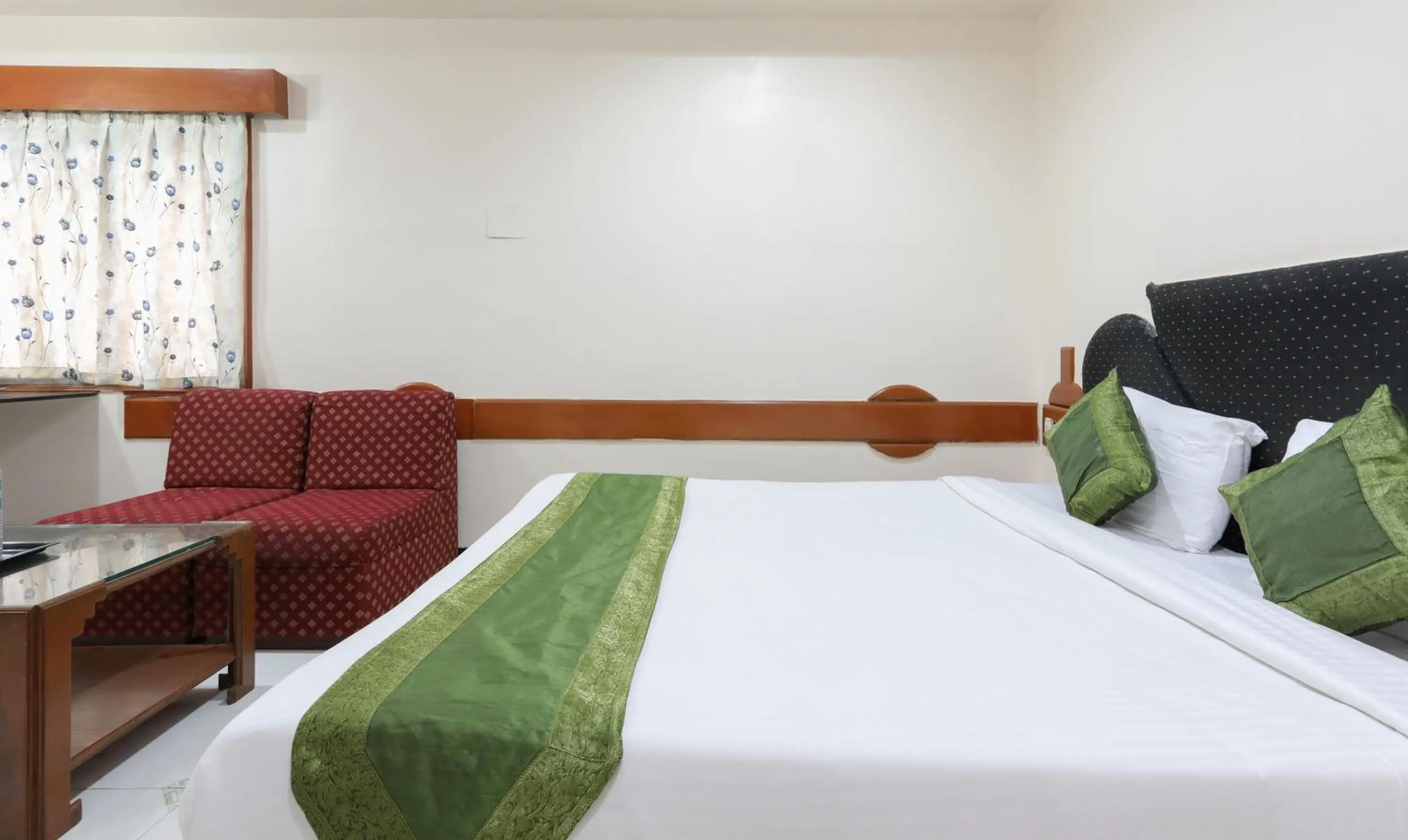 Bed in Treebo Omni Palace