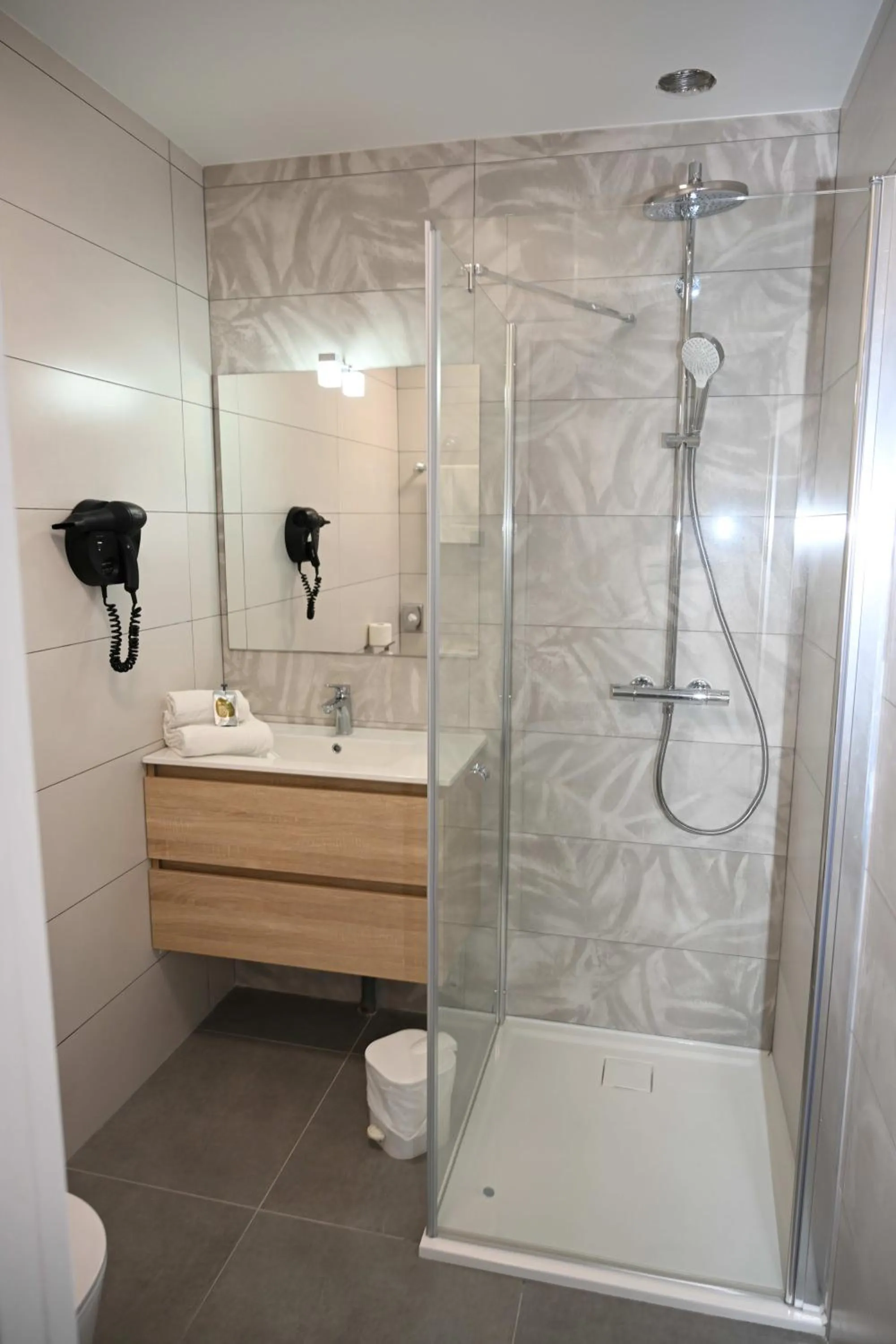 Bathroom in Cit'Hotel Les Eleis