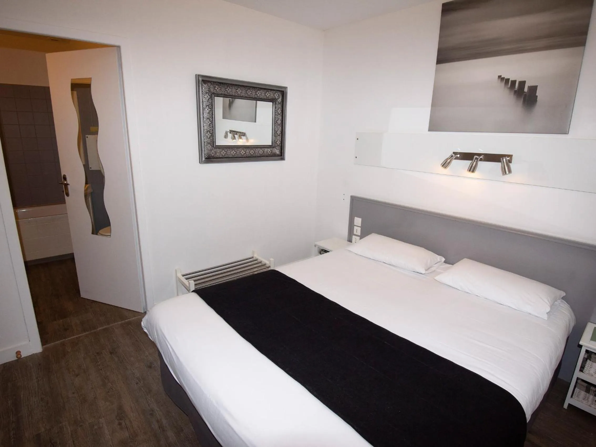 Photo of the whole room, Bed in Cit'Hotel Les Eleis