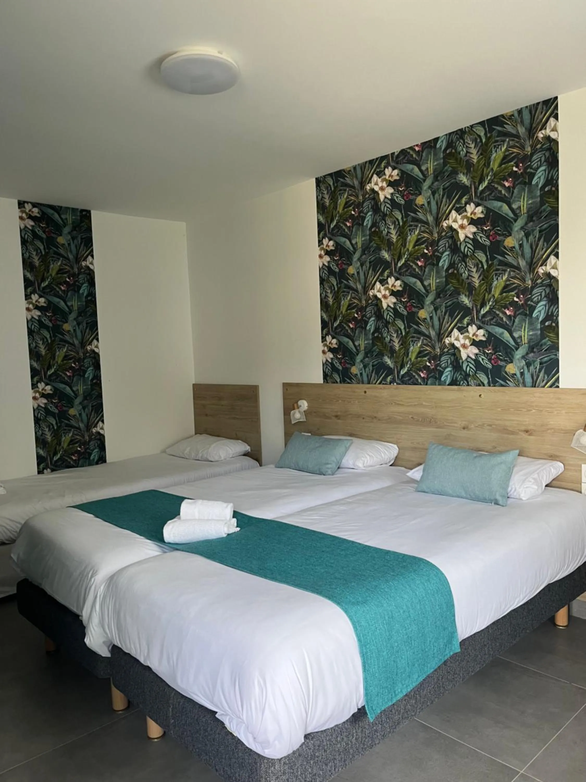 Bed in Cit'Hotel Les Eleis