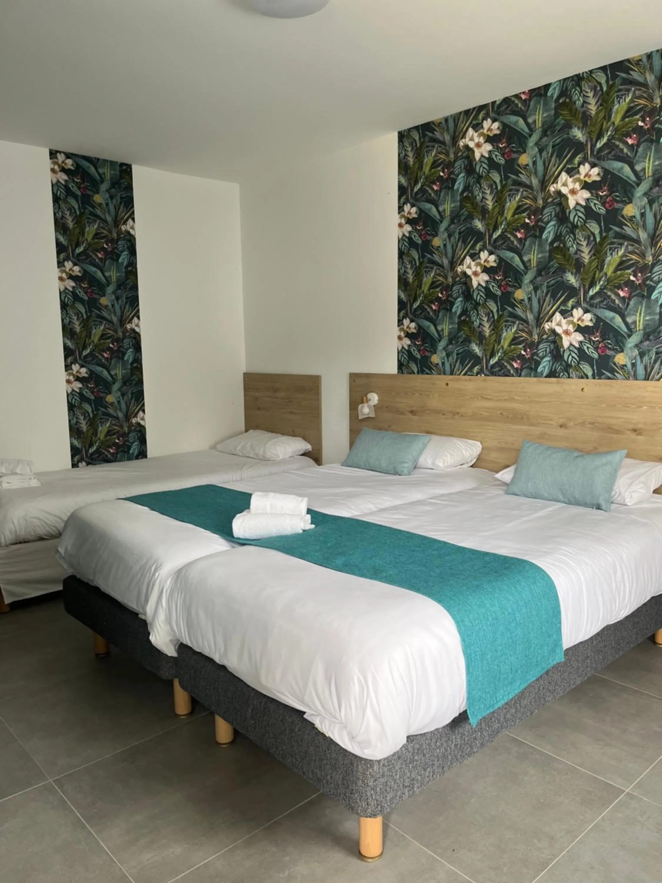 Bed in Cit'Hotel Les Eleis