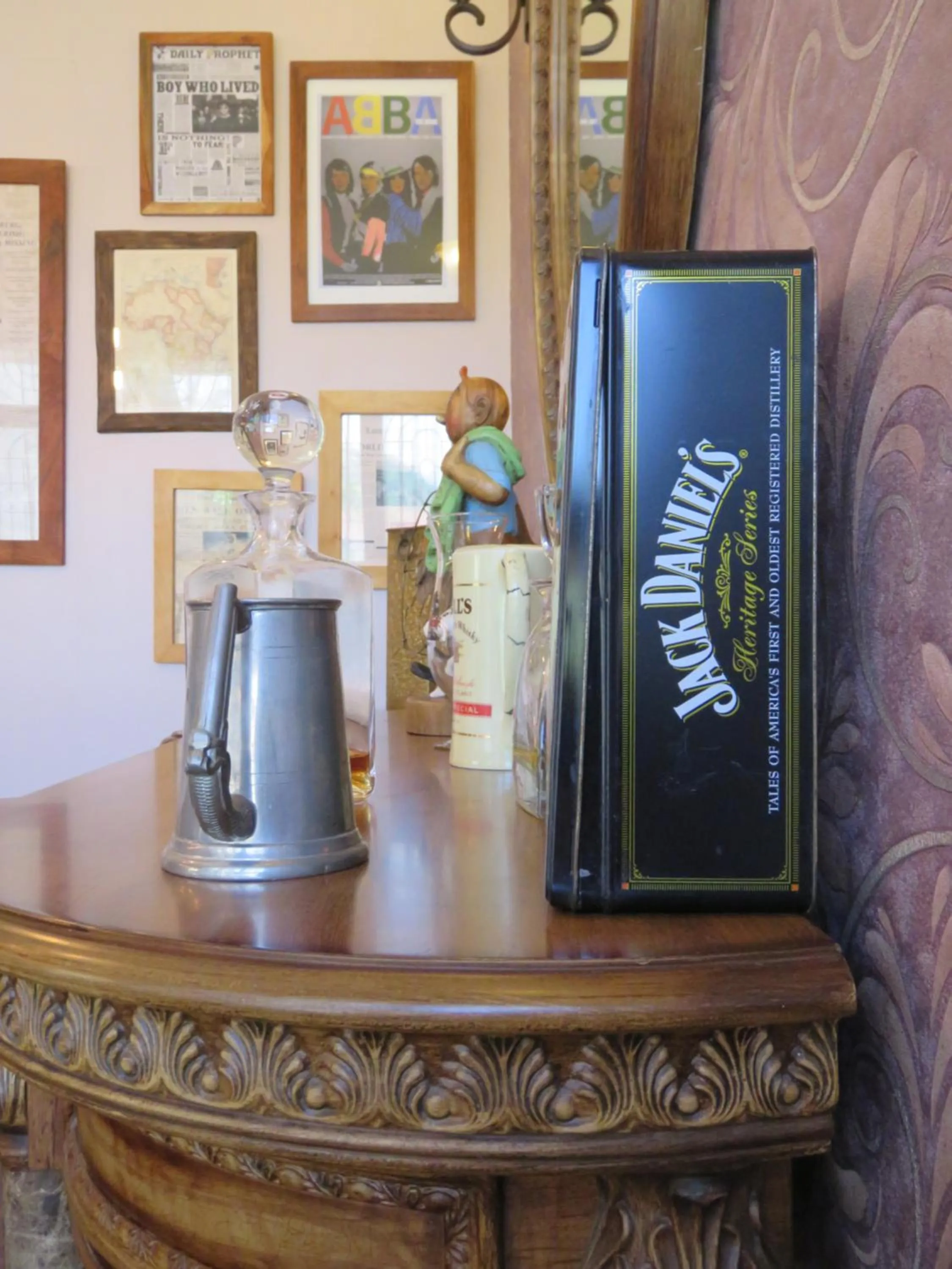 Decorative detail in Boulevard Inn Mt Meru