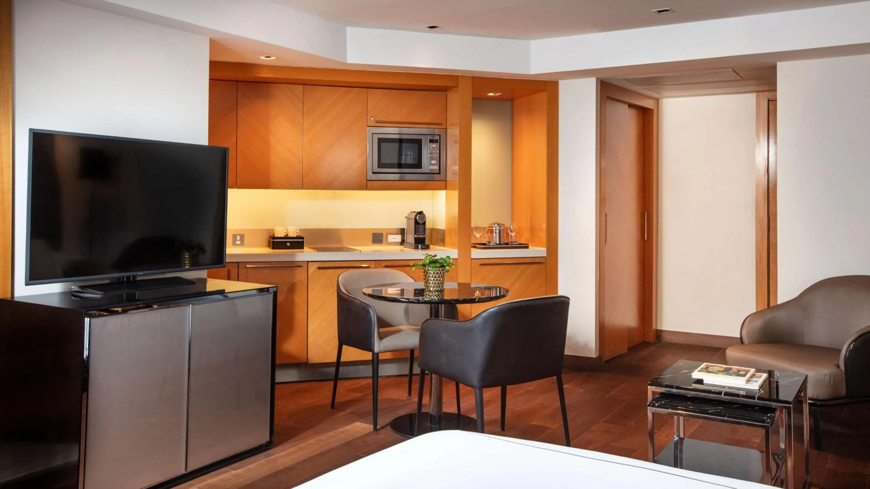 Photo of the whole room in Park Plaza London Riverbank