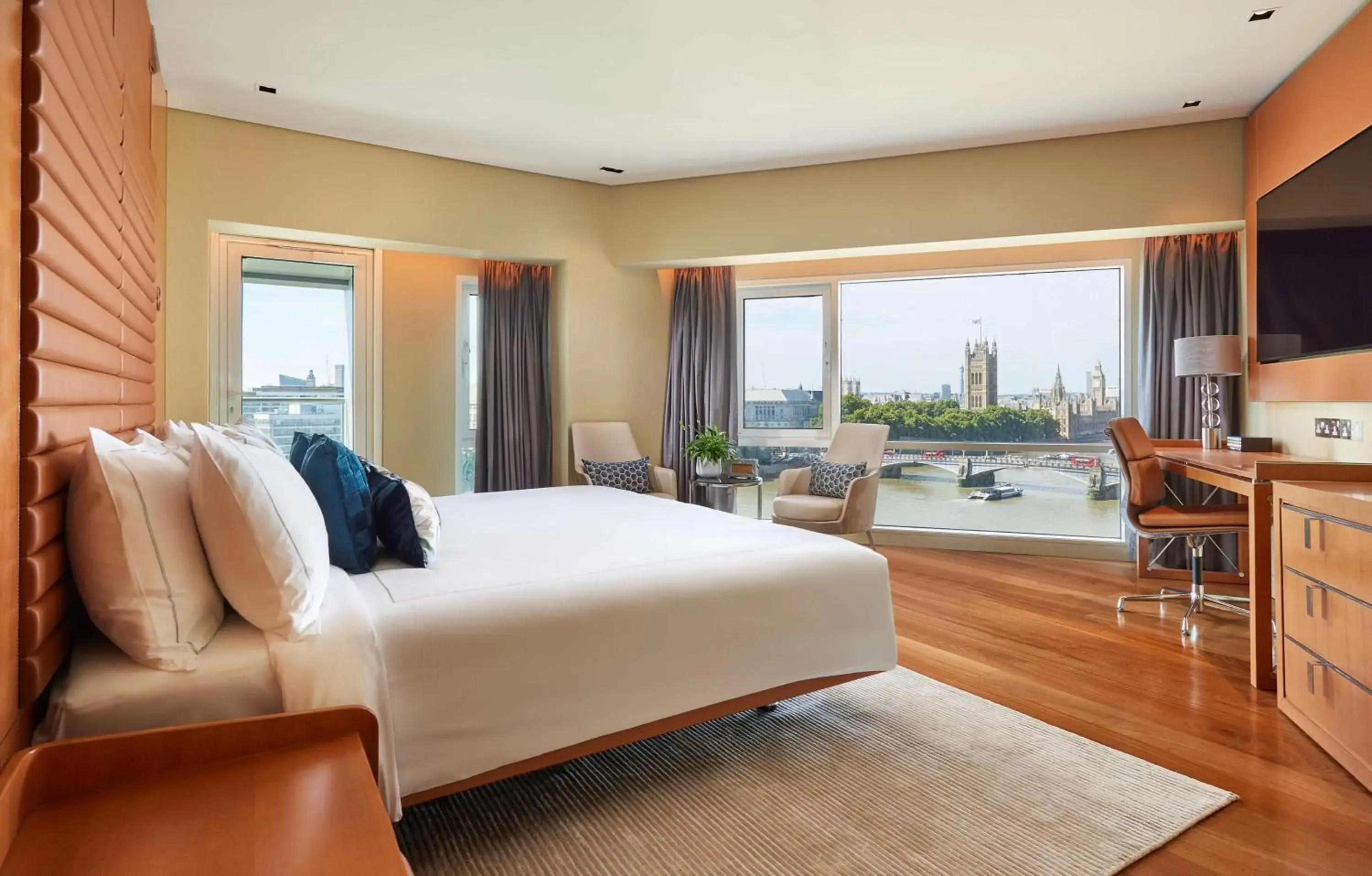Two-Bedroom Suite with Balcony and River View in Park Plaza London Riverbank Two-Bedroom Suite with Balcony and River View in Park Plaza London Riverbank