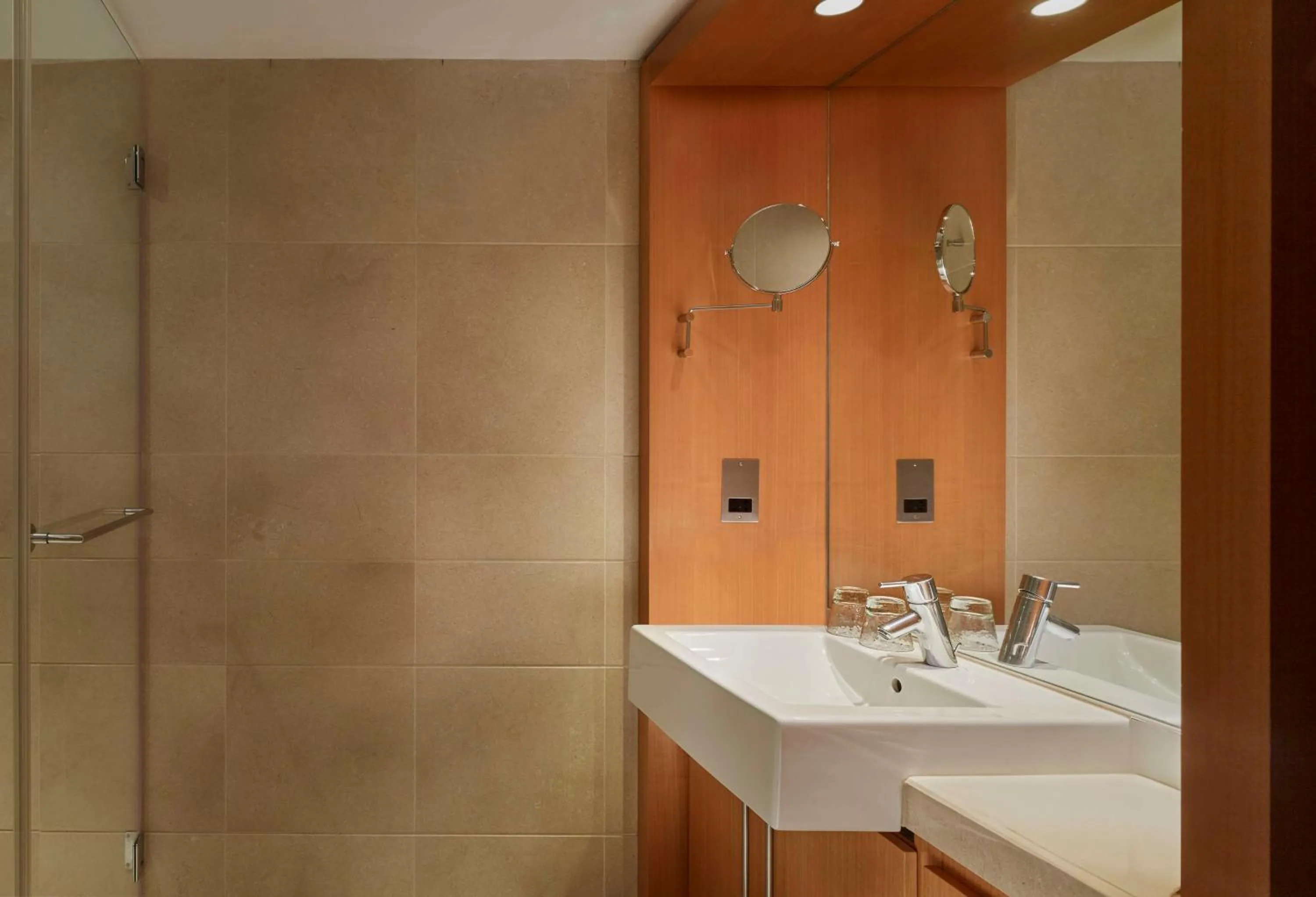 Bathroom in Park Plaza London Riverbank