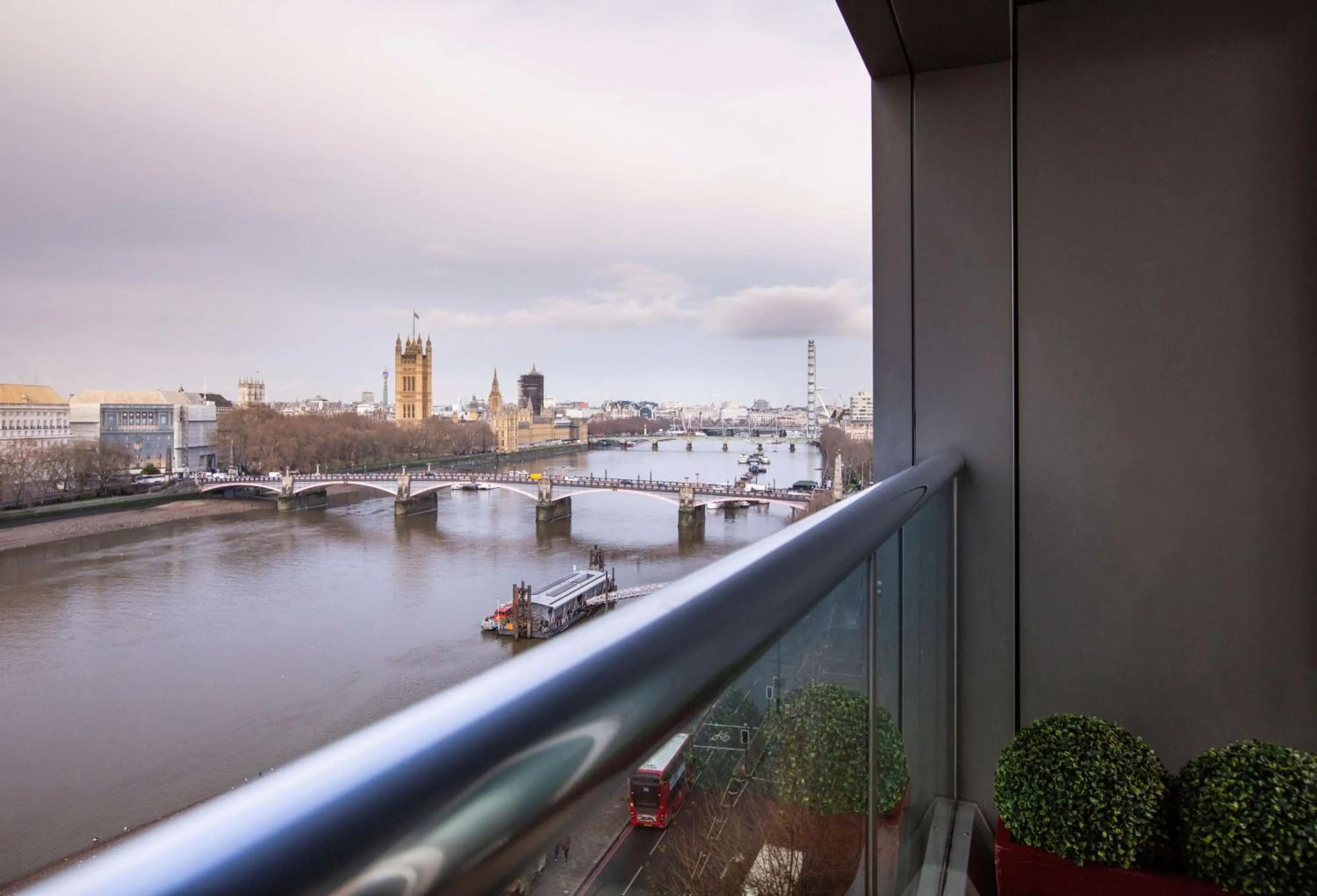 Photo of the whole room in Park Plaza London Riverbank