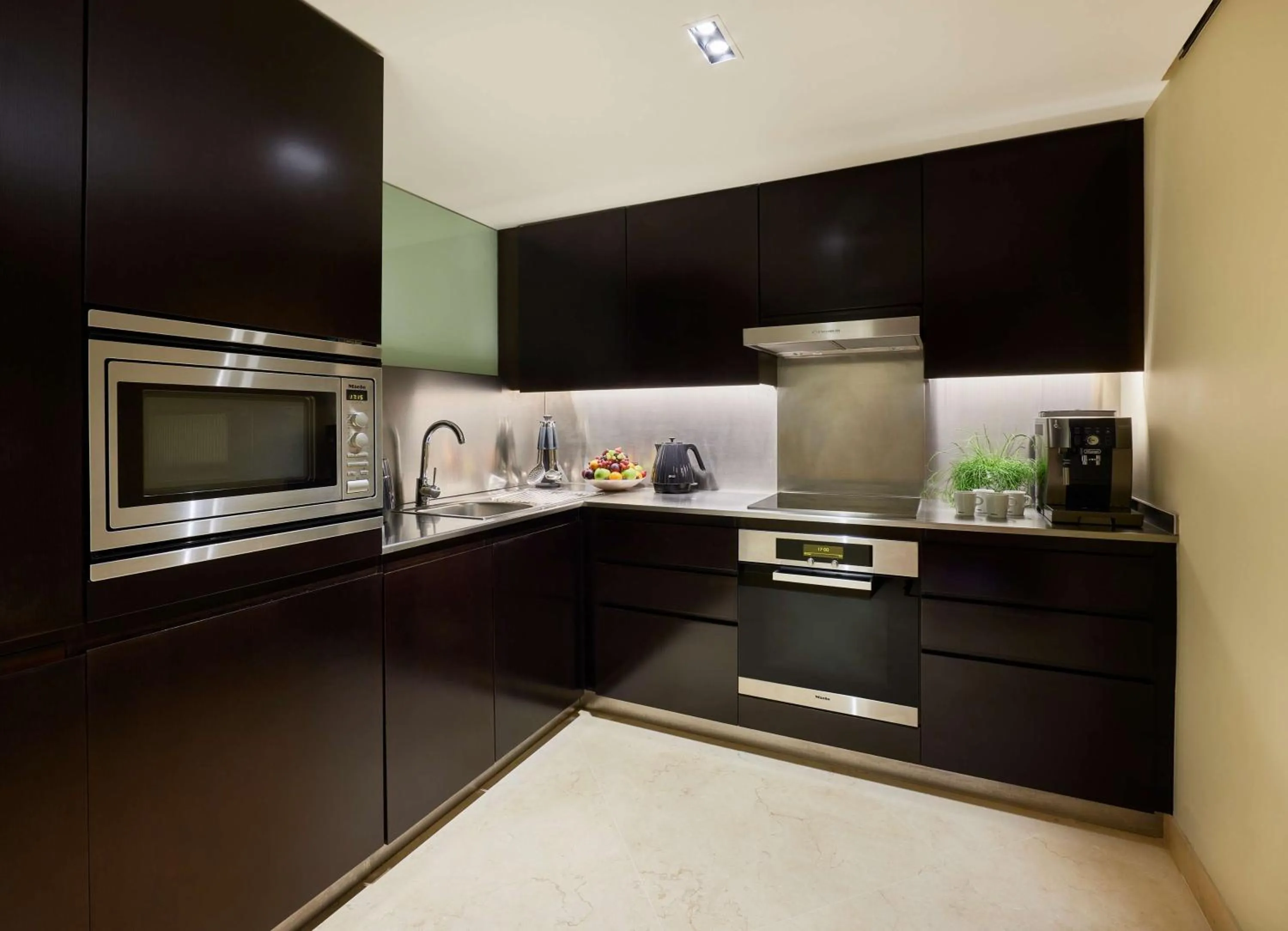 Kitchen or kitchenette in Park Plaza London Riverbank