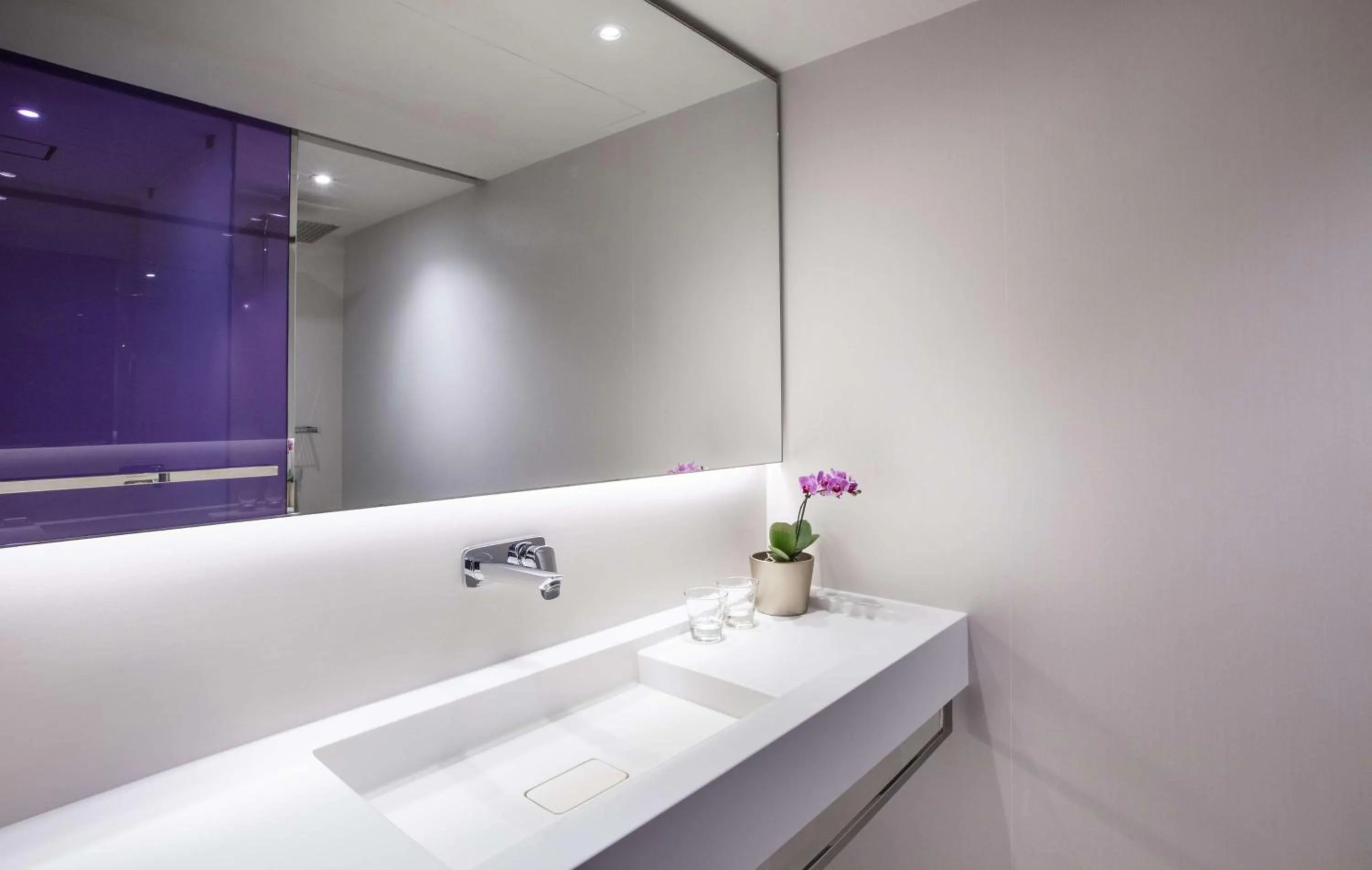 Bathroom in Park Plaza London Riverbank