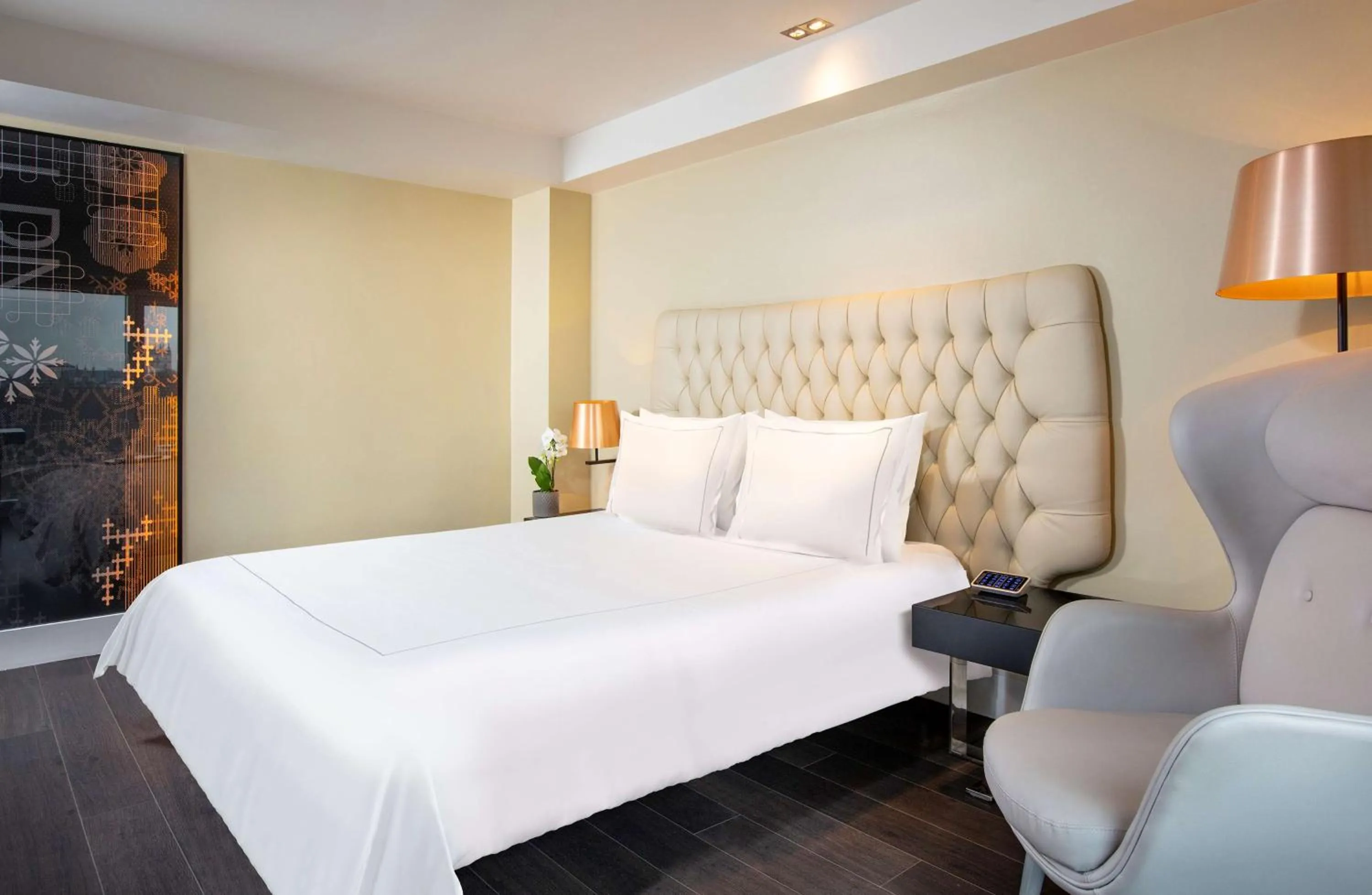 Bedroom, Bed in Park Plaza London Riverbank