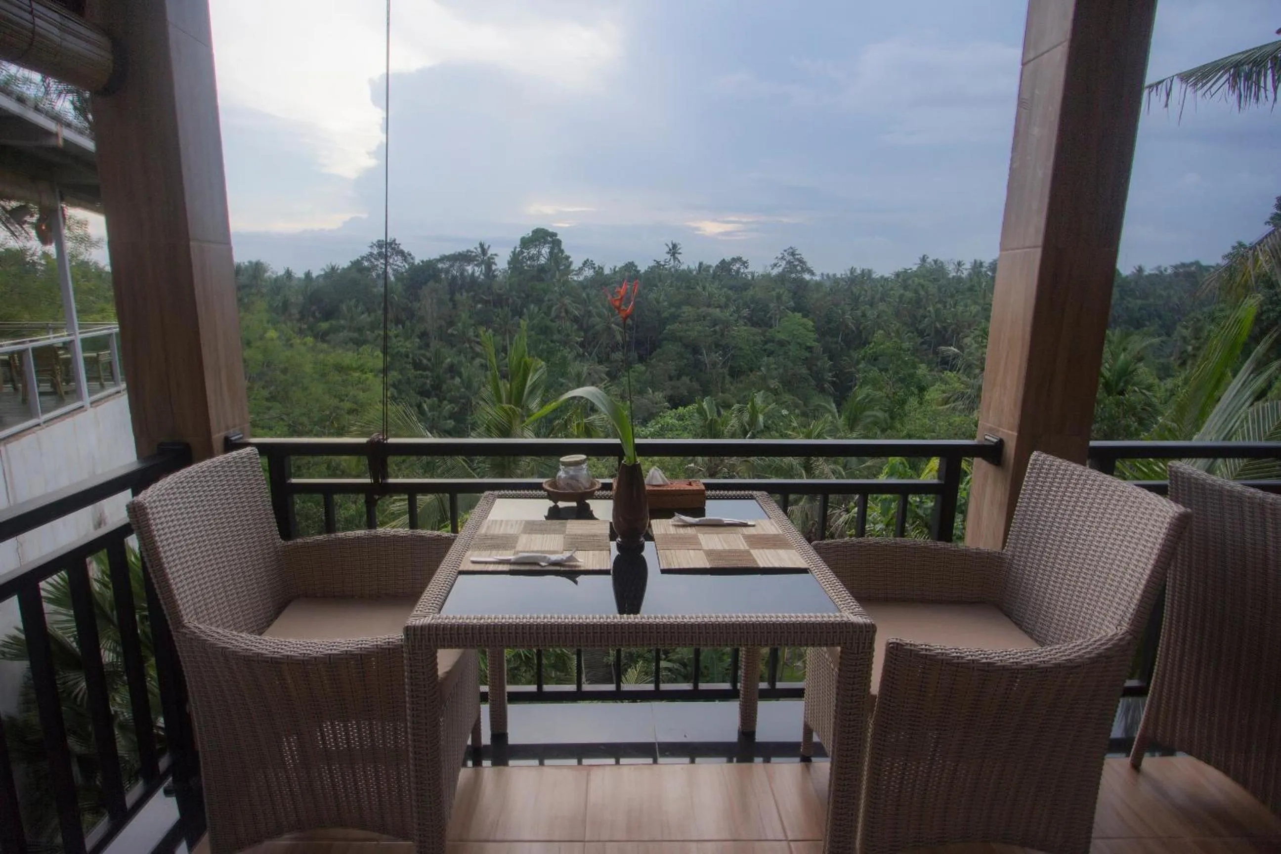 Restaurant/places to eat in Adi Bisma Inn by Mahaputra