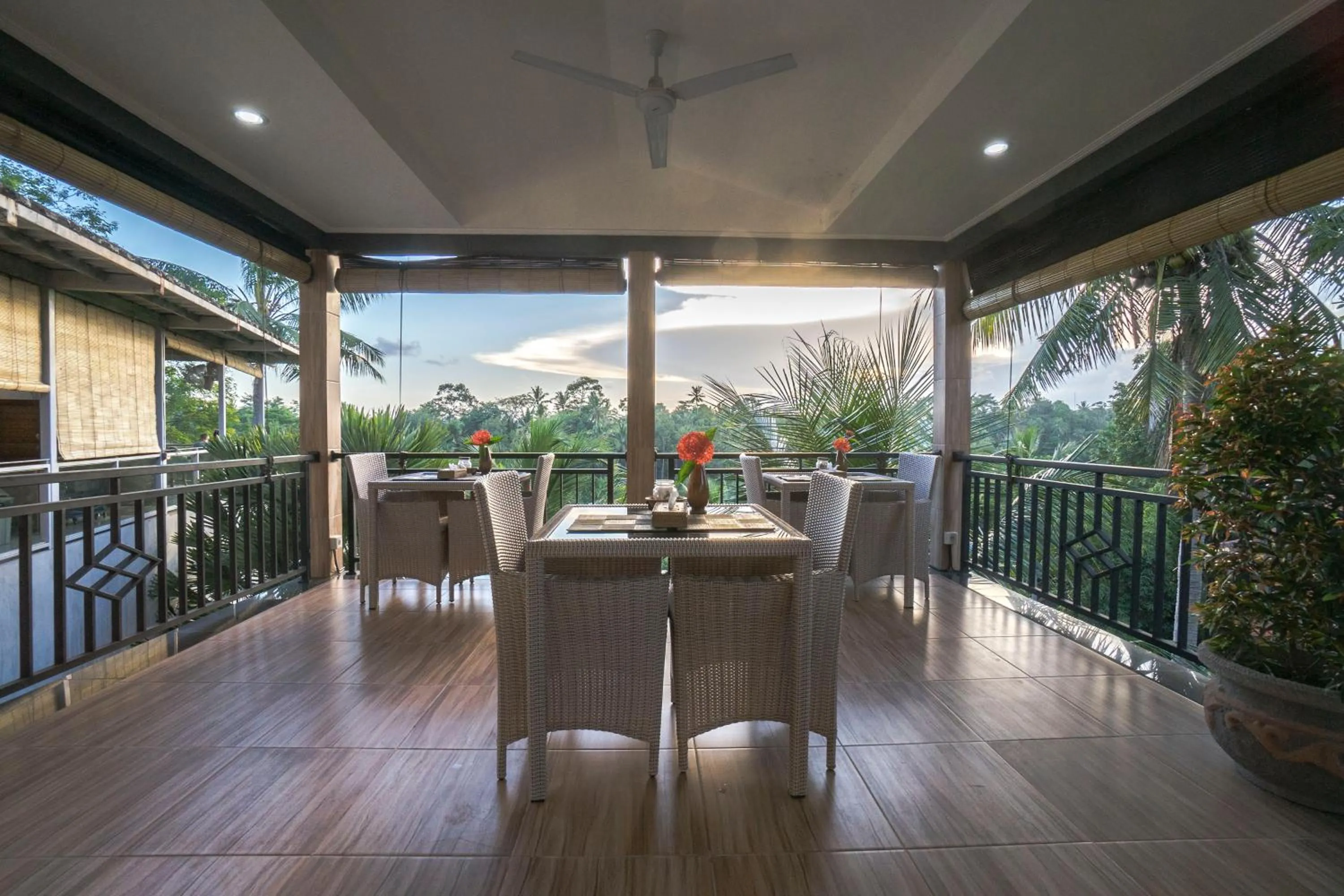 Restaurant/places to eat in Adi Bisma Inn by Mahaputra