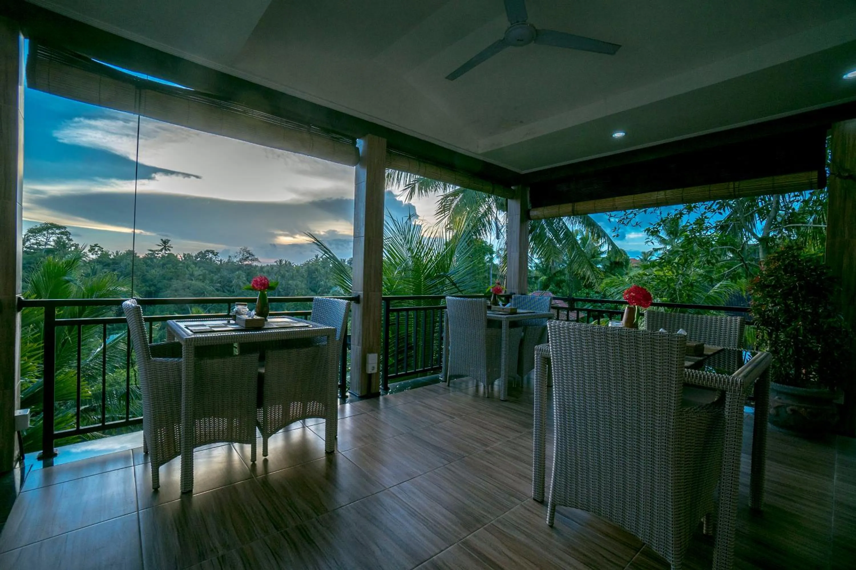 Restaurant/places to eat in Adi Bisma Inn by Mahaputra