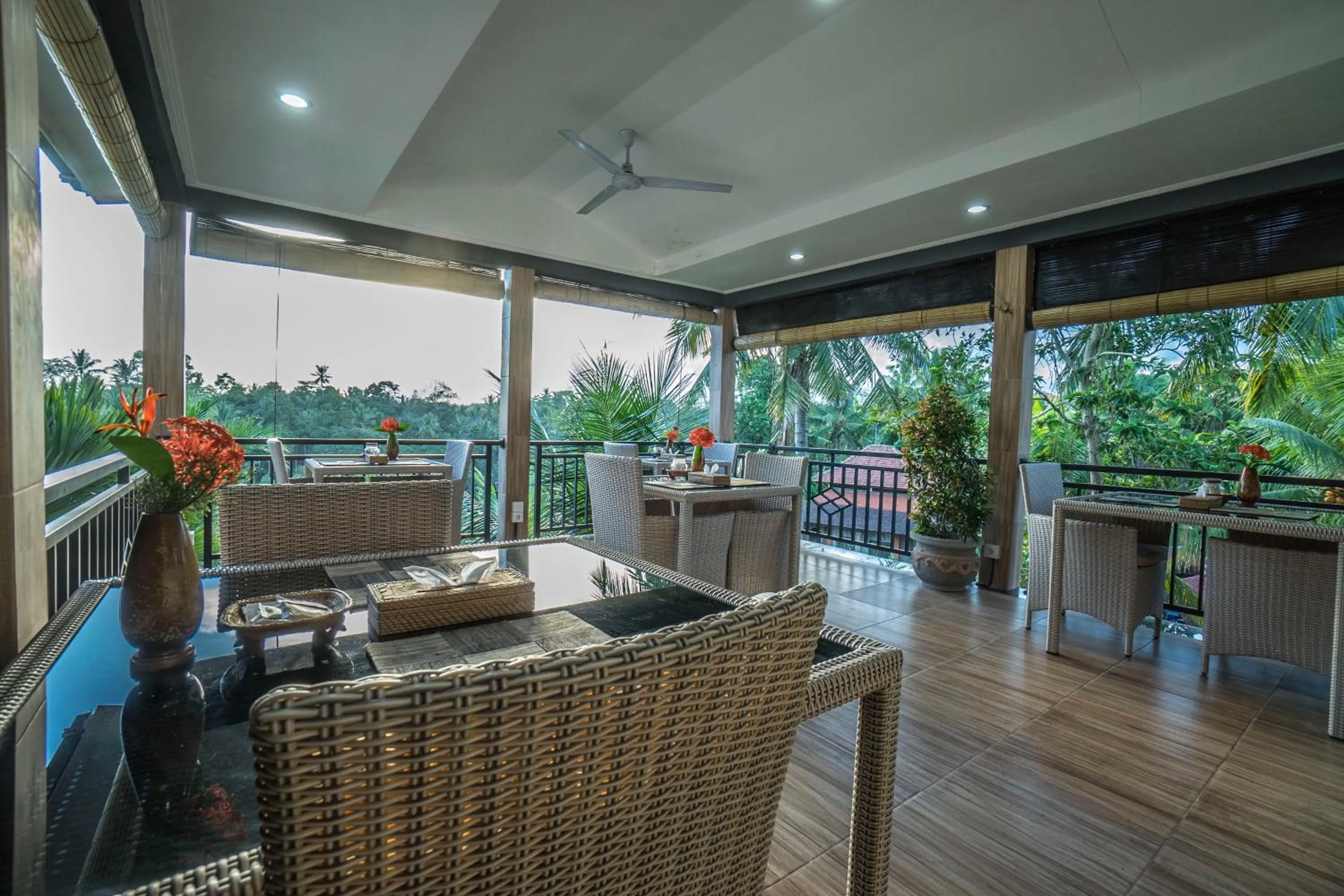 Restaurant/places to eat in Adi Bisma Inn by Mahaputra