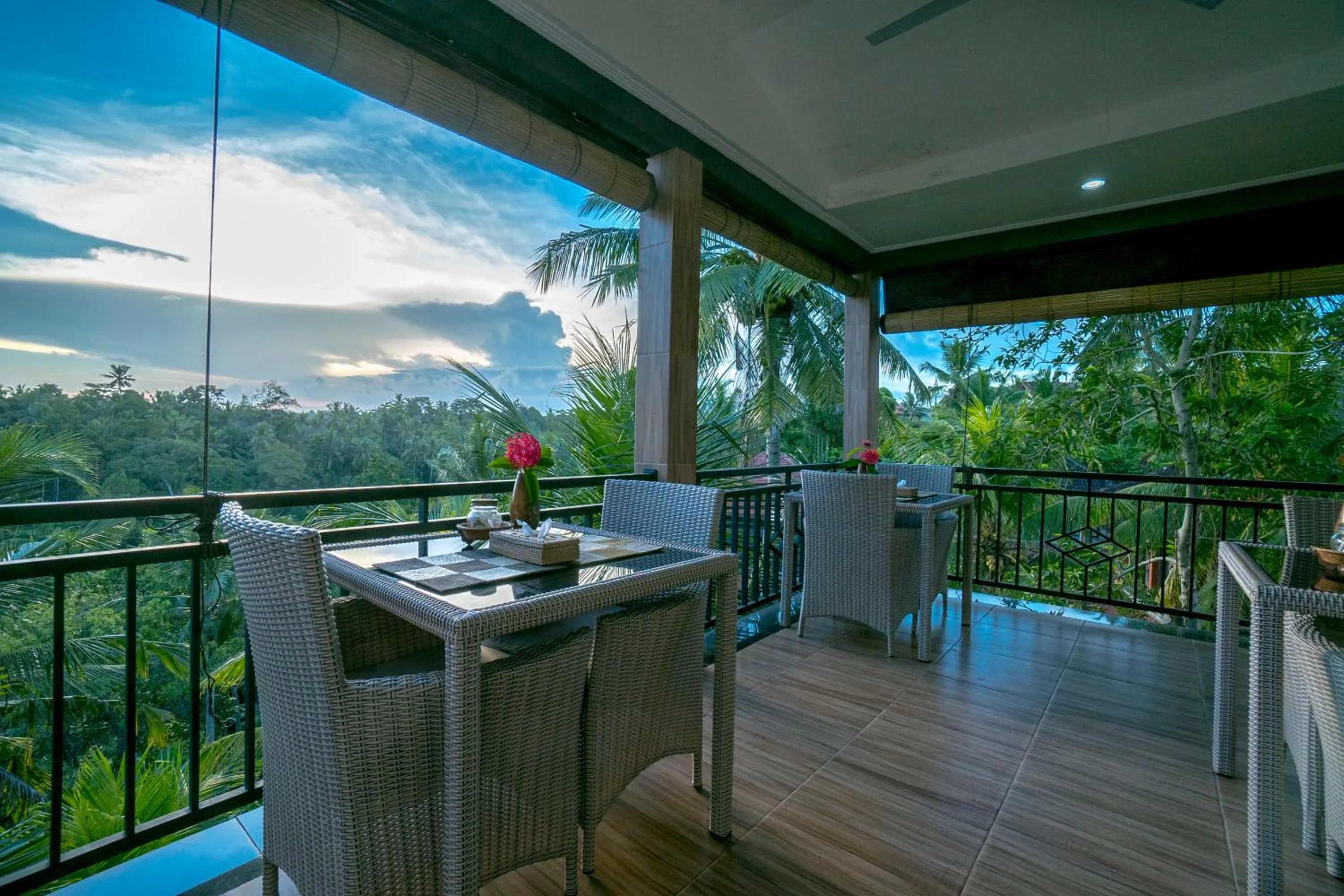 Restaurant/places to eat in Adi Bisma Inn by Mahaputra