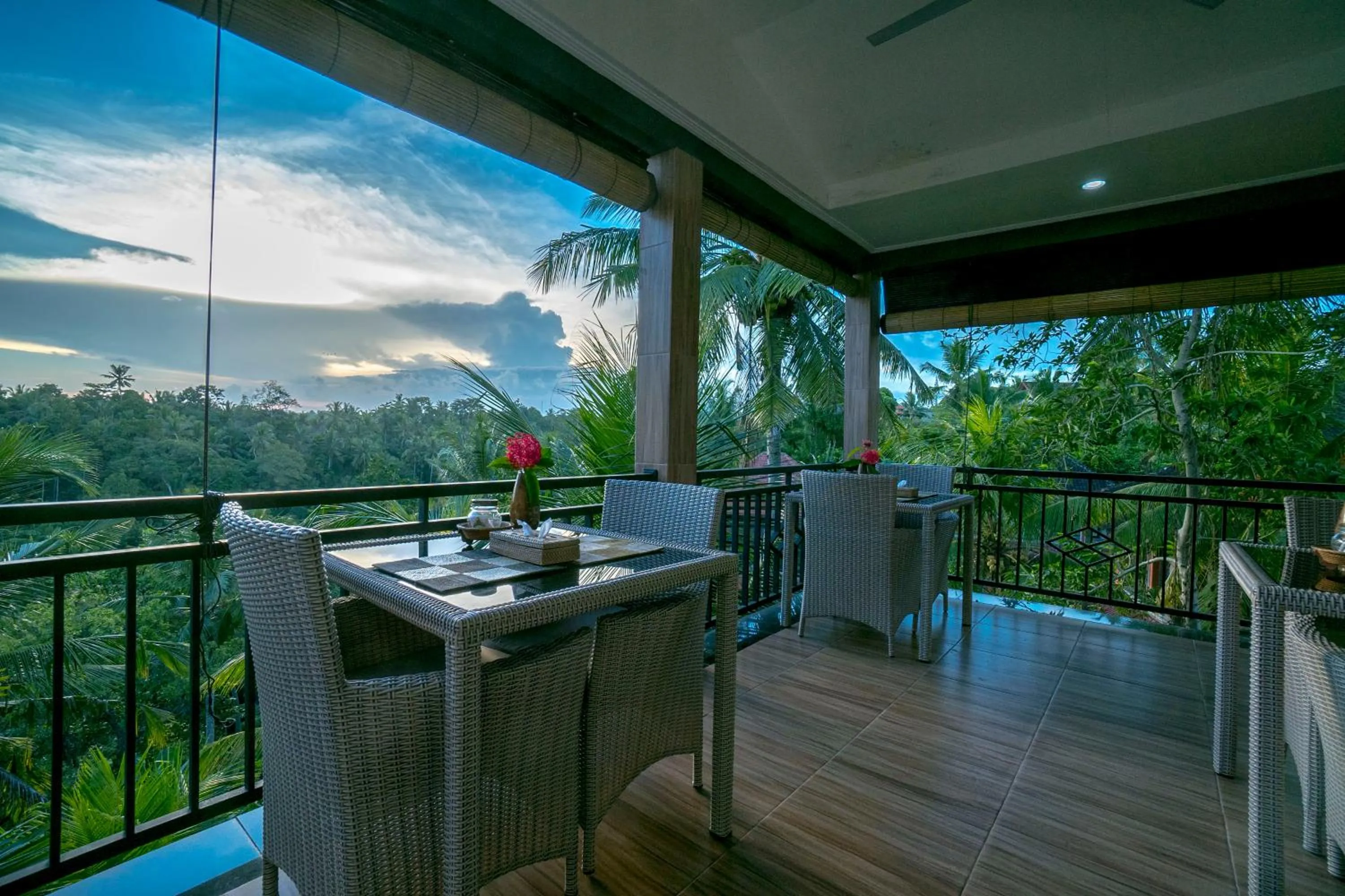 Restaurant/places to eat in Adi Bisma Inn by Mahaputra